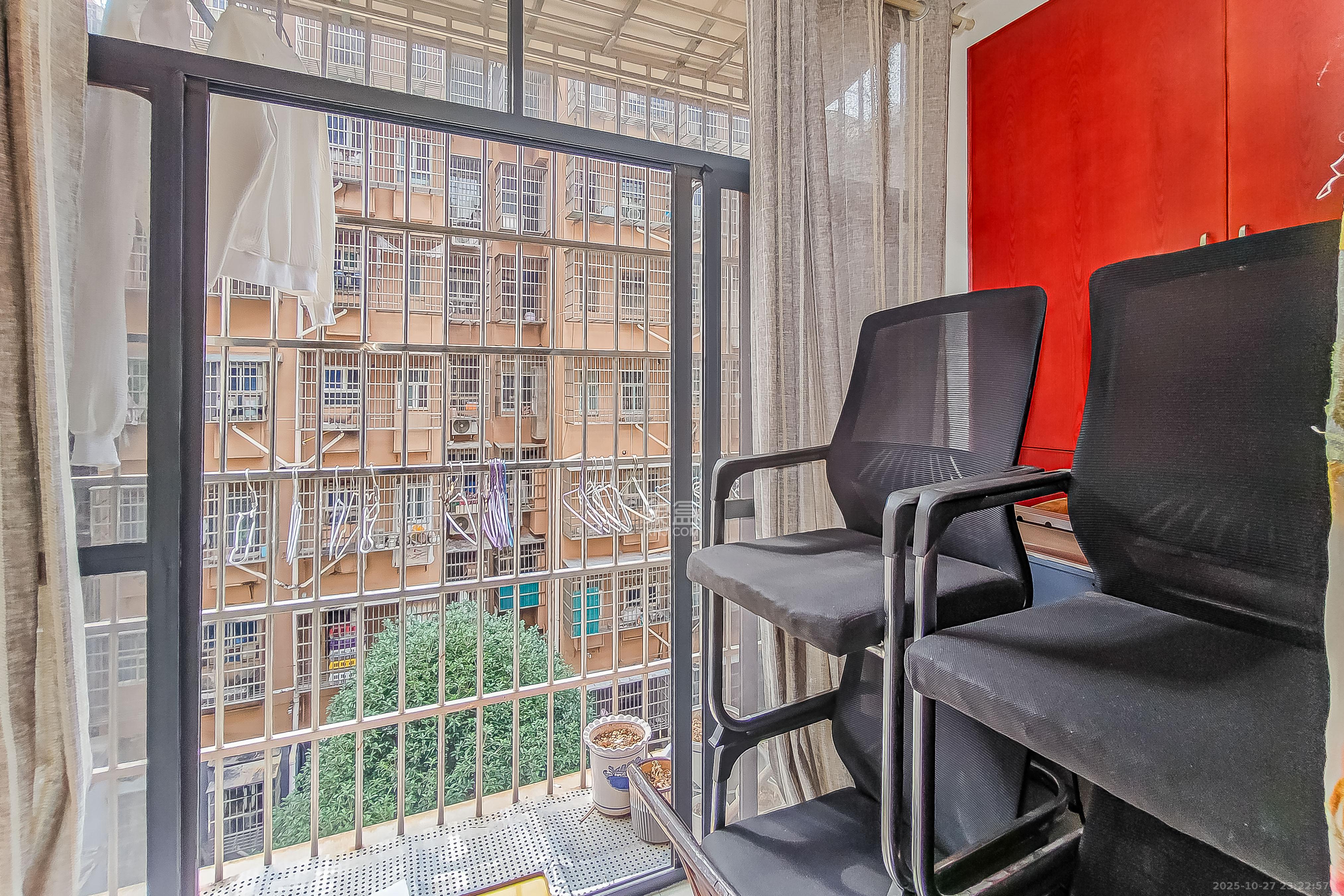 开发公司宿舍  1室1厅1卫    55.0万阳台