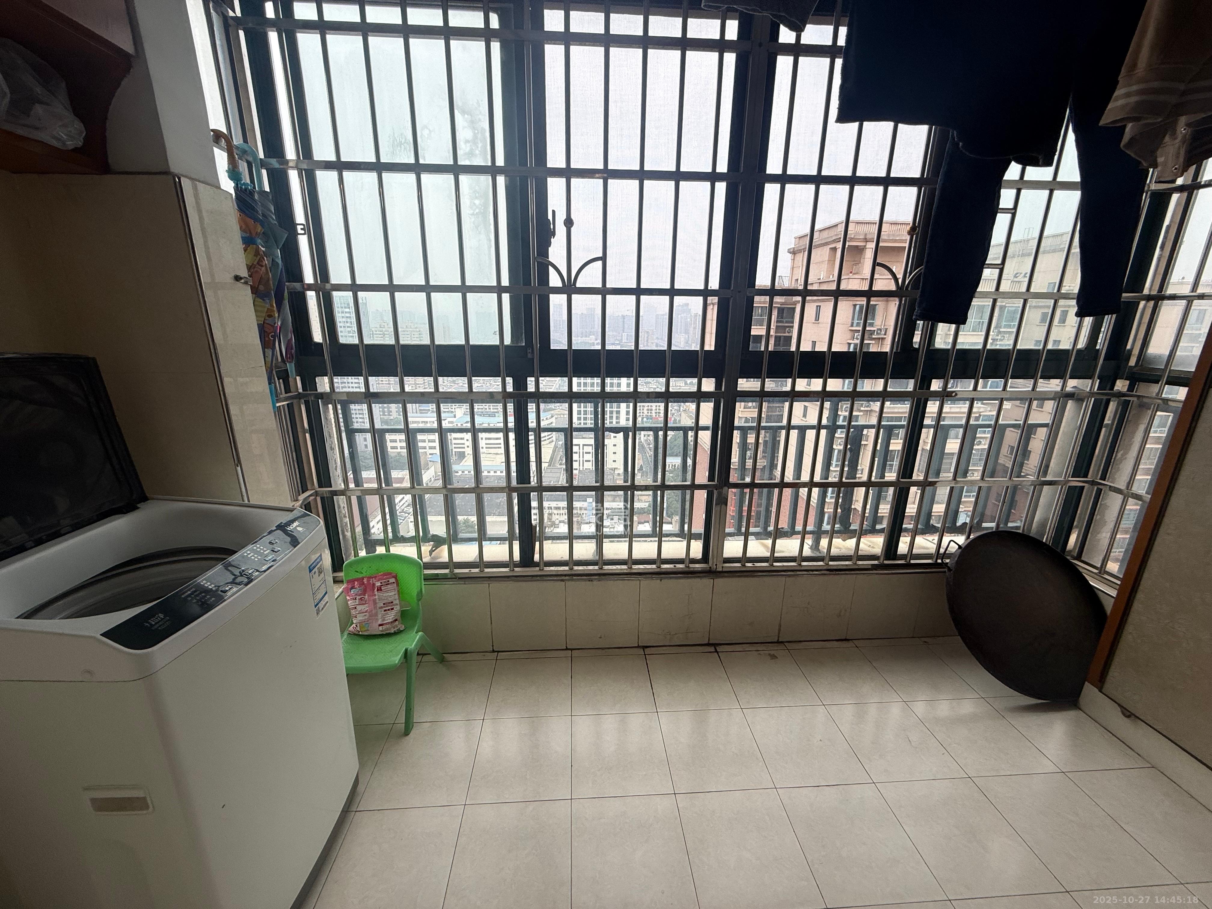 东玺门  2室2厅1卫    2100.0元/月 东玺门  2室2厅1卫    2100.0元/月室内图