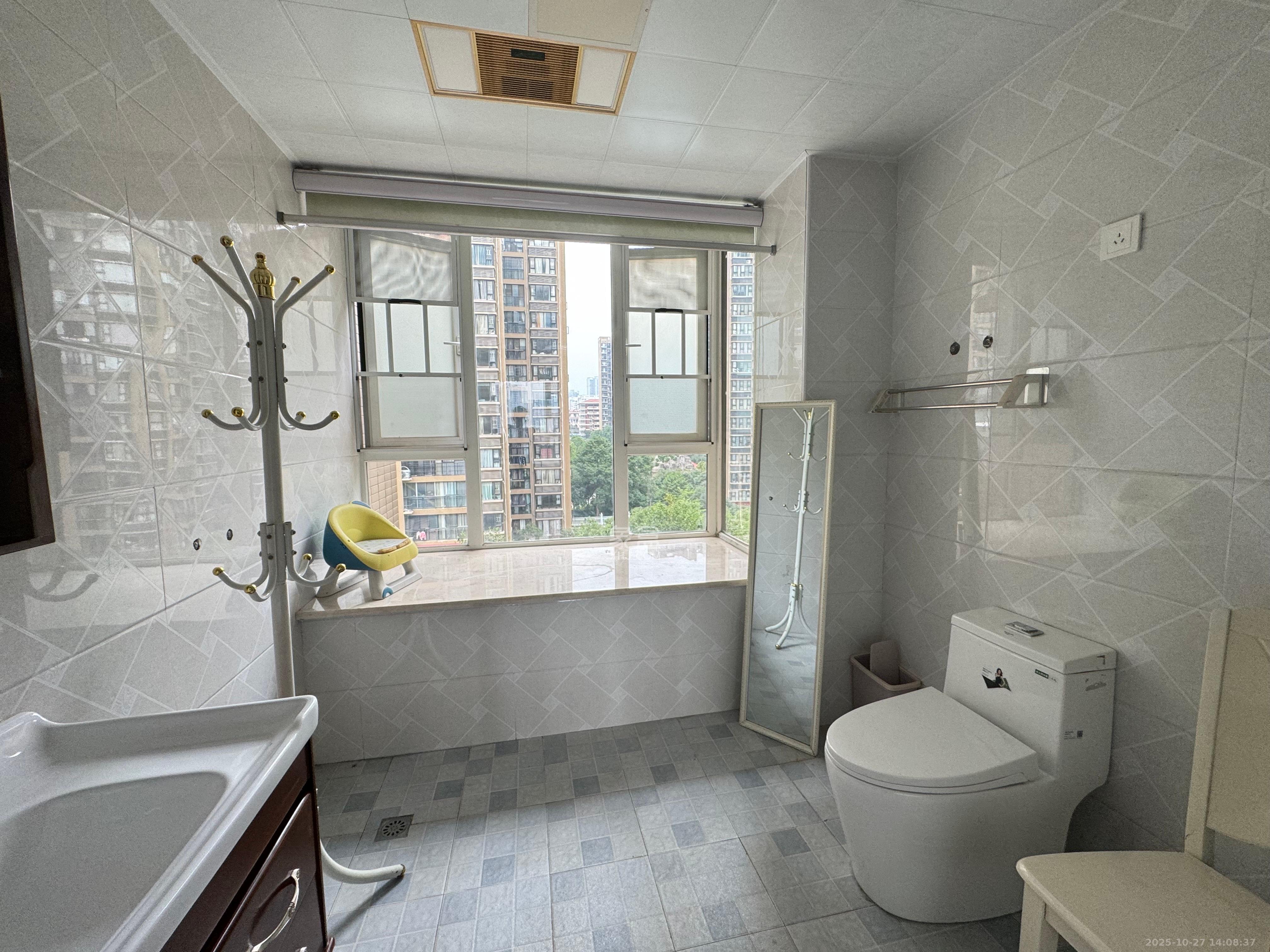 金鼎公园尚  3室2厅2卫    2400.0元/月室内图