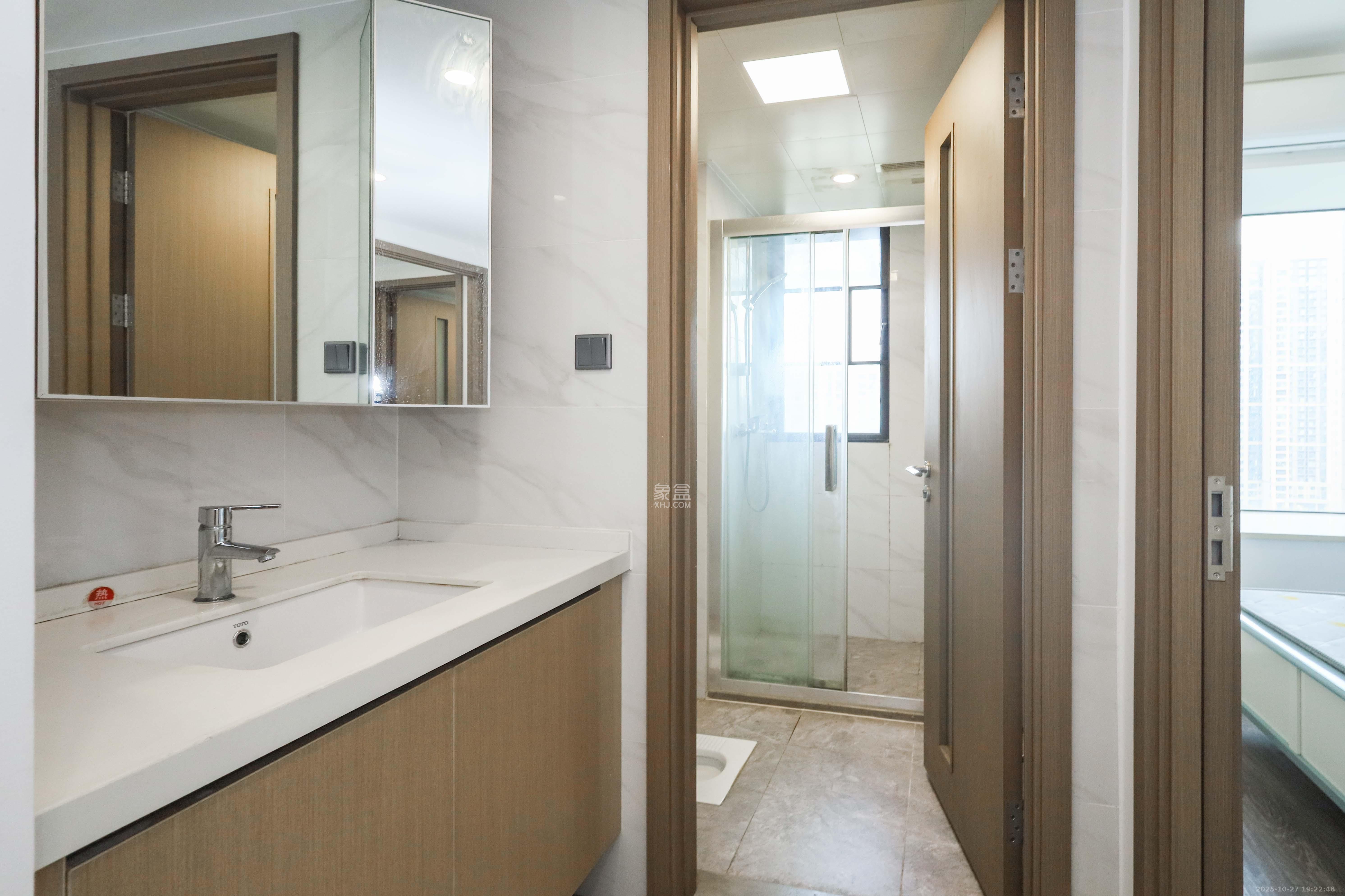 招商华发依云曦城  4室2厅2卫    168.0万卫生间