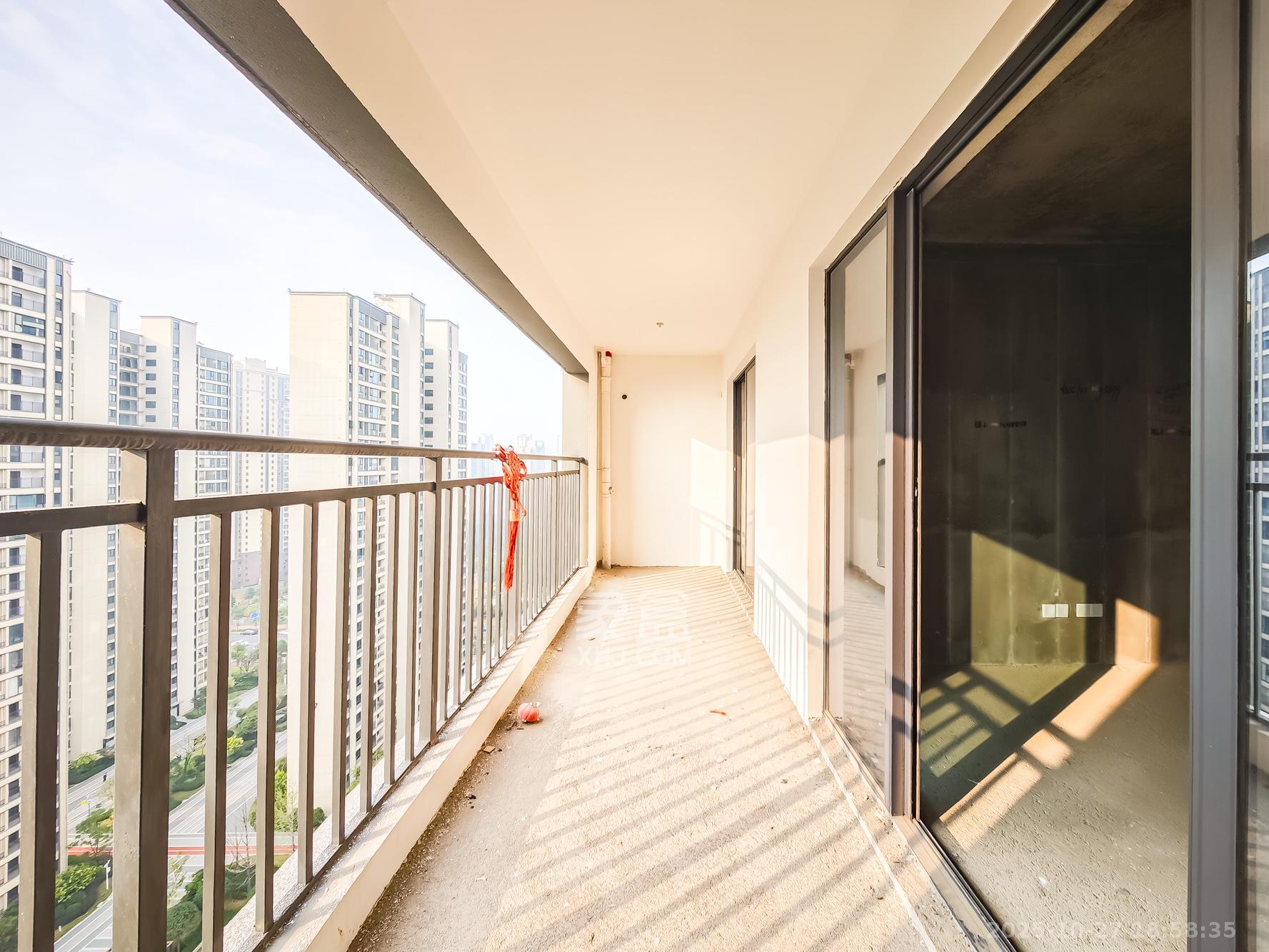 国欣向荣广场  4室2厅2卫    110.0万阳台