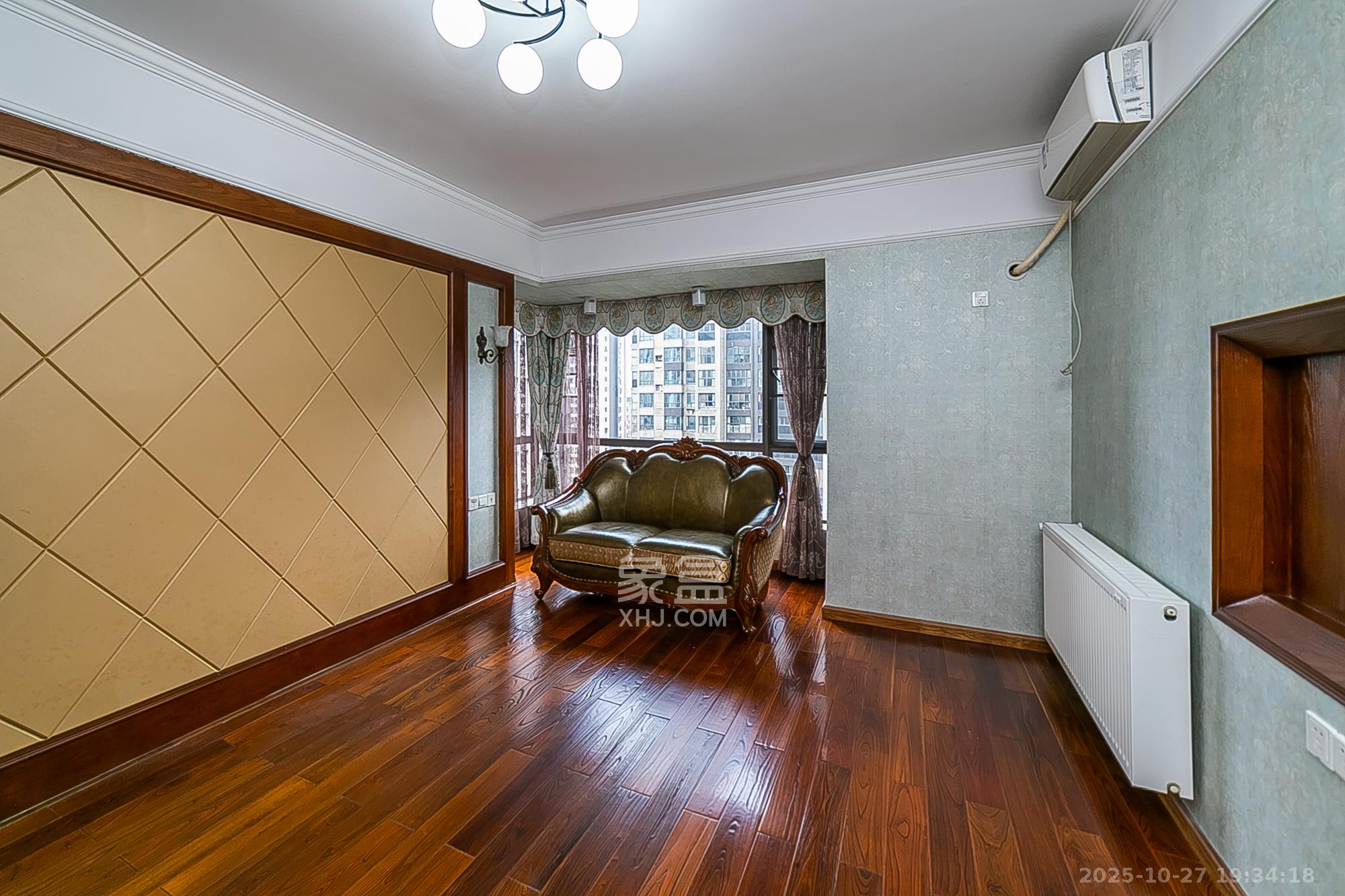 通用时代国际社区  4室2厅1卫    165.0万卧室