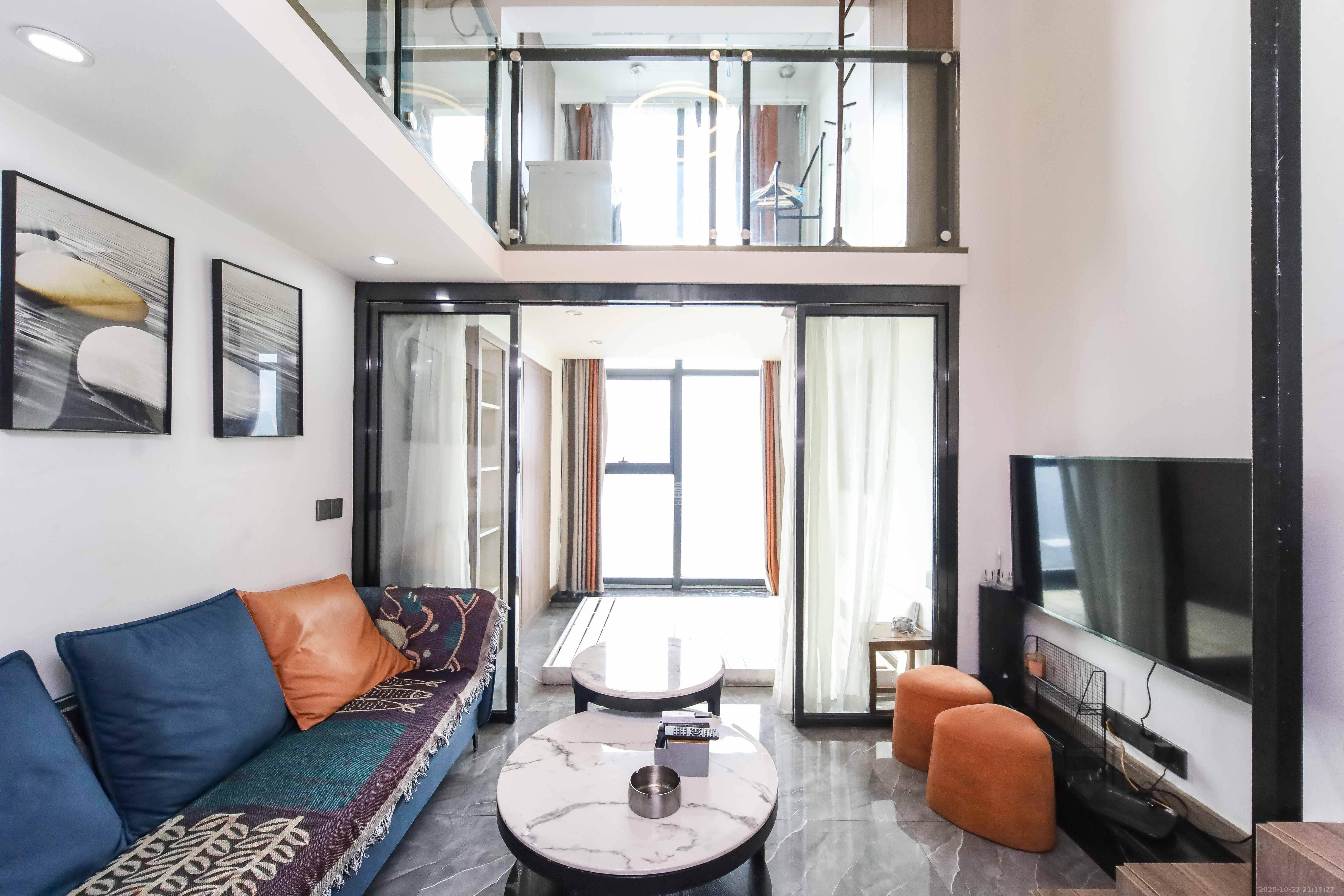 东盈商业广场（华泉城市广场）  1室1厅1卫    39.0万客厅