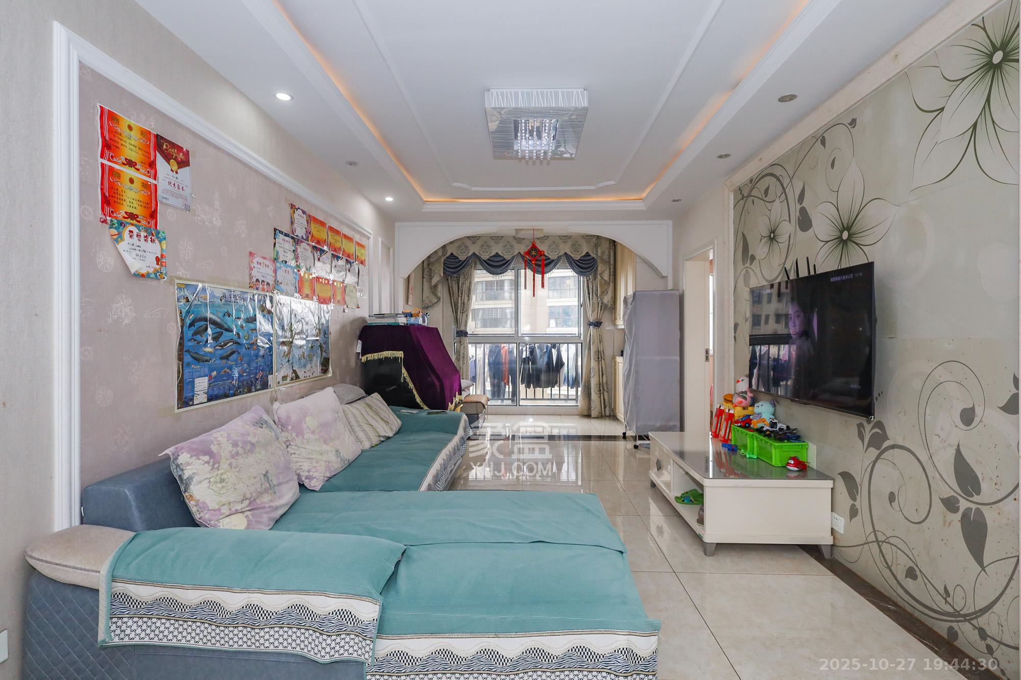 当代滨江MOMA  3室2厅1卫    120.0万客厅