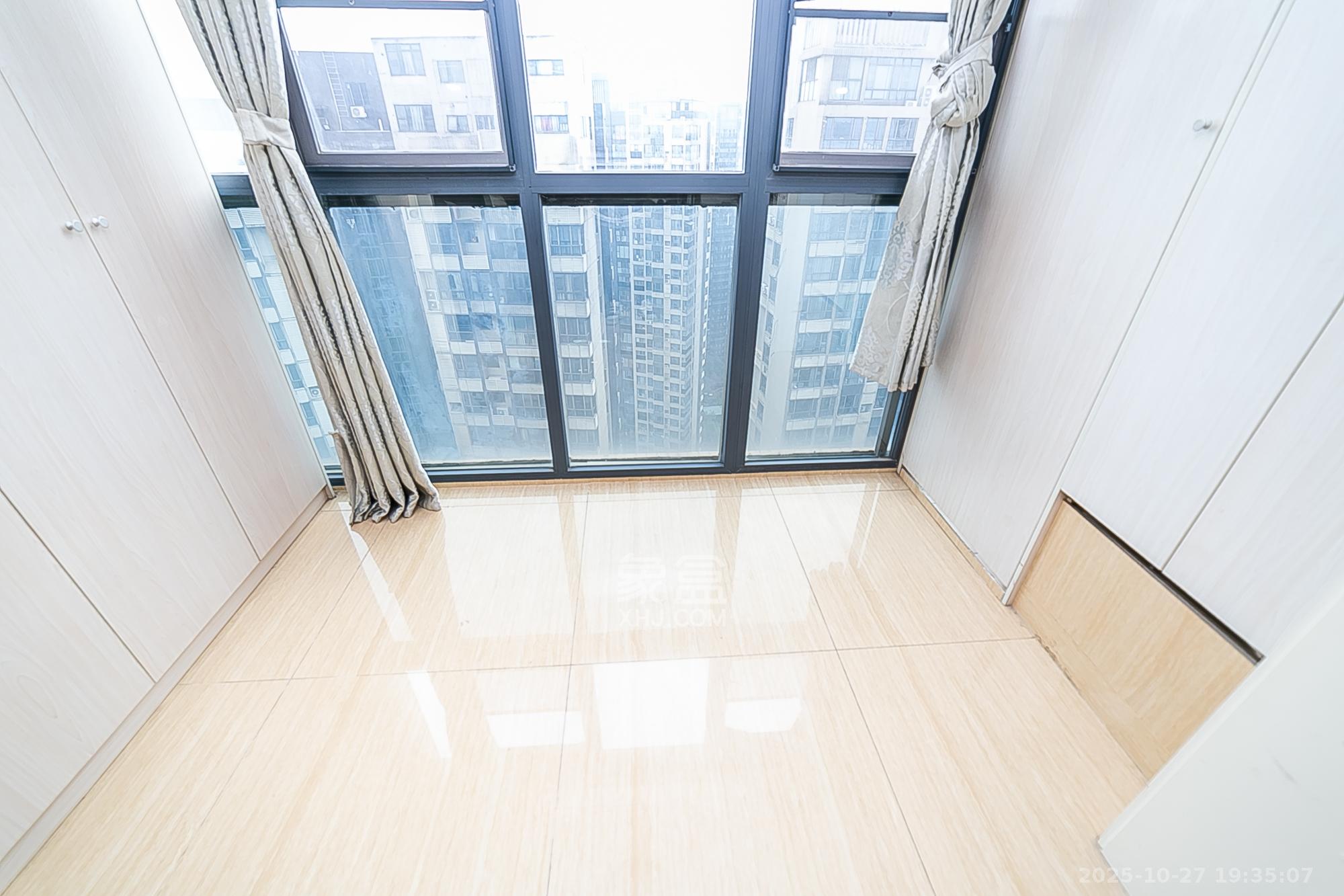 通用时代国际社区  3室2厅1卫    120.0万阳台