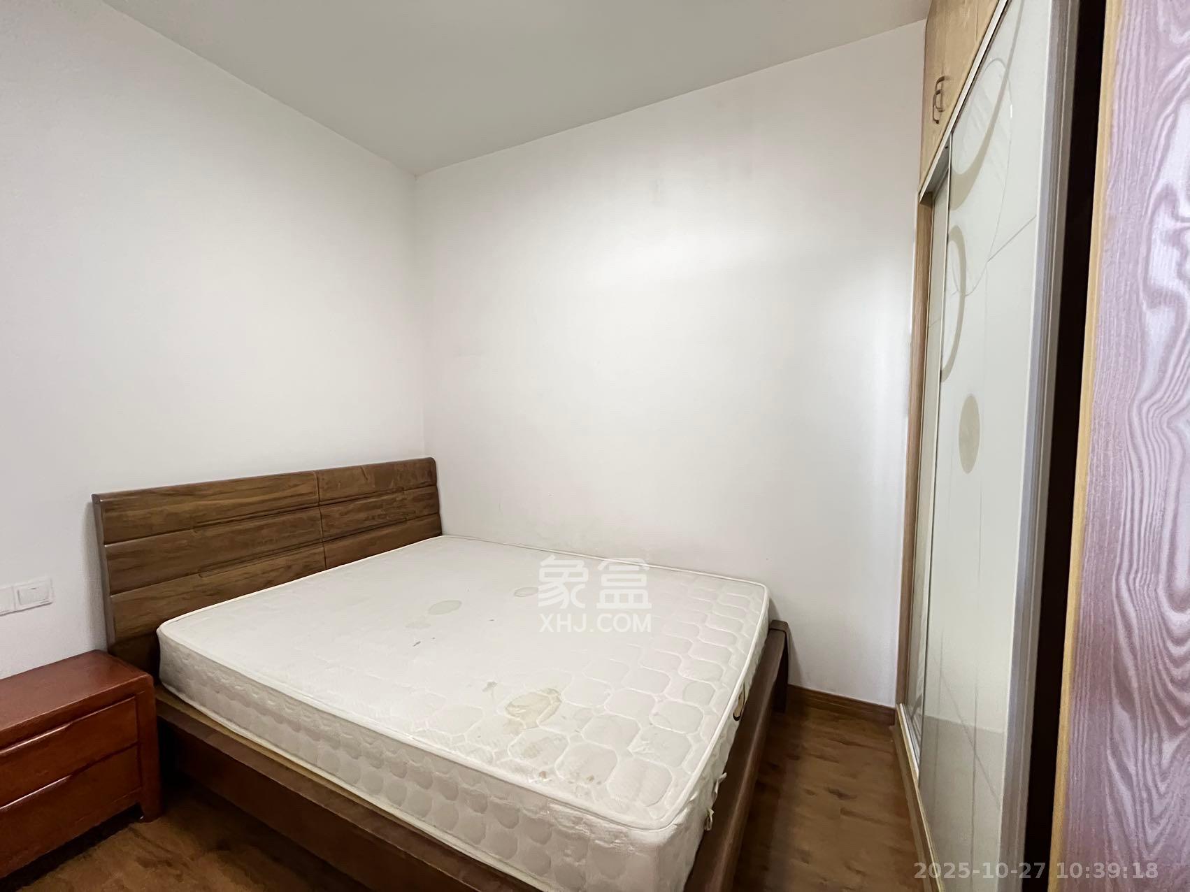 阳光100三期  2室2厅1卫    2000.0元/月室内图