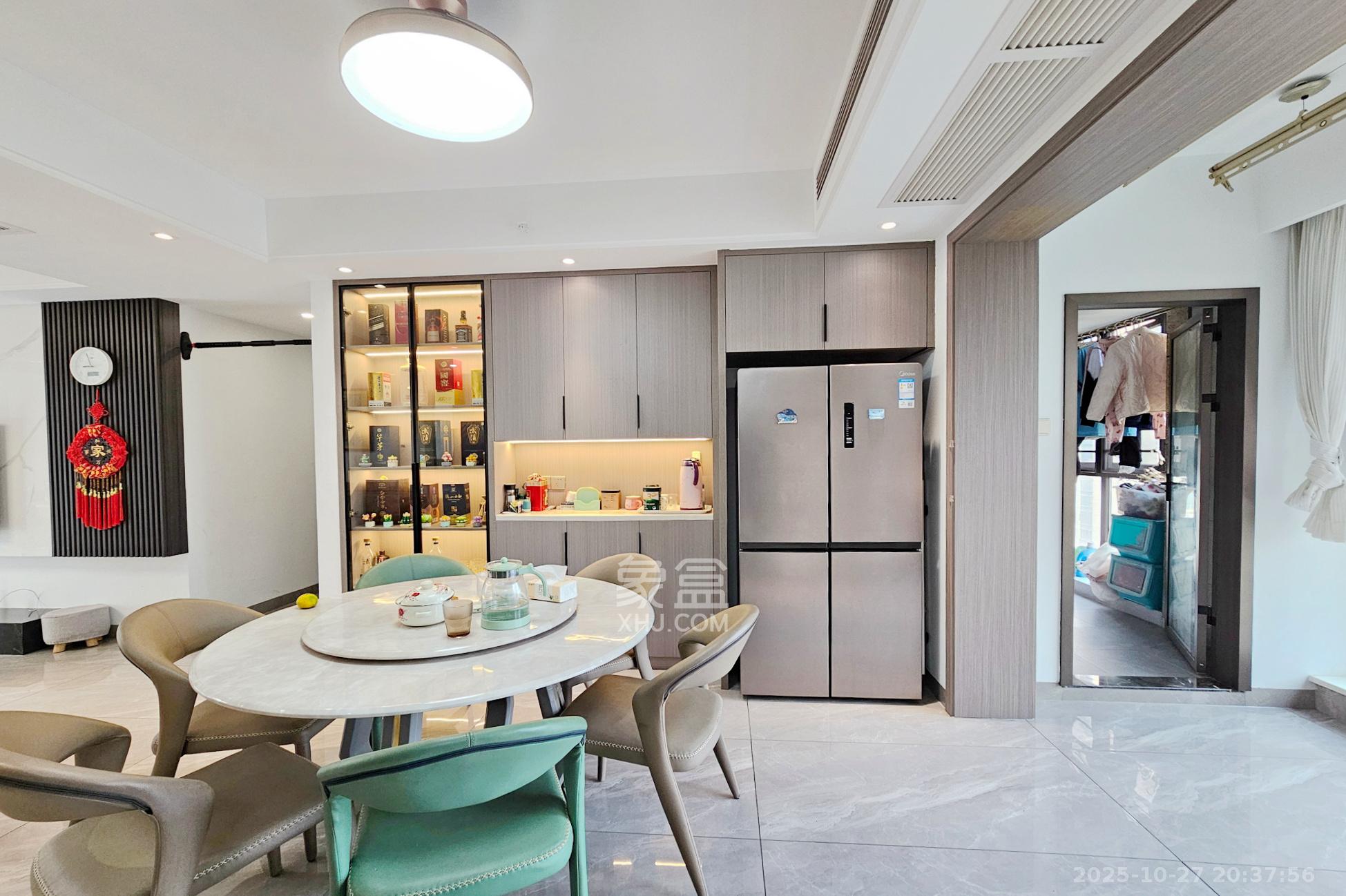 明昇壹城(明昇时代广场)二期 4室2厅3卫 288.0万 明昇壹城(明昇时代广场)二期 4室2厅3卫 288.0万客厅