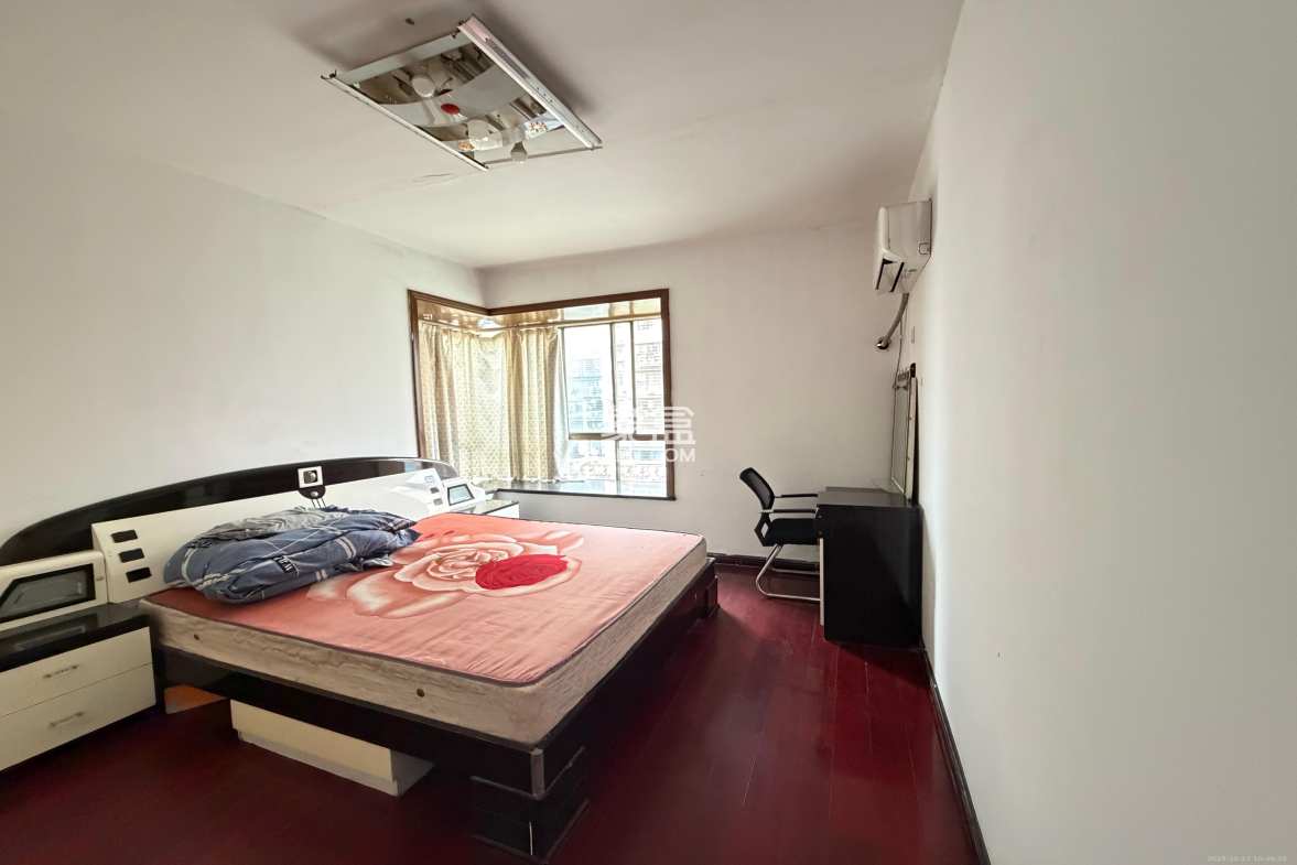 莲湖汽配城  4室2厅1卫    1800.0元/月 莲湖汽配城  4室2厅1卫    1800.0元/月室内图