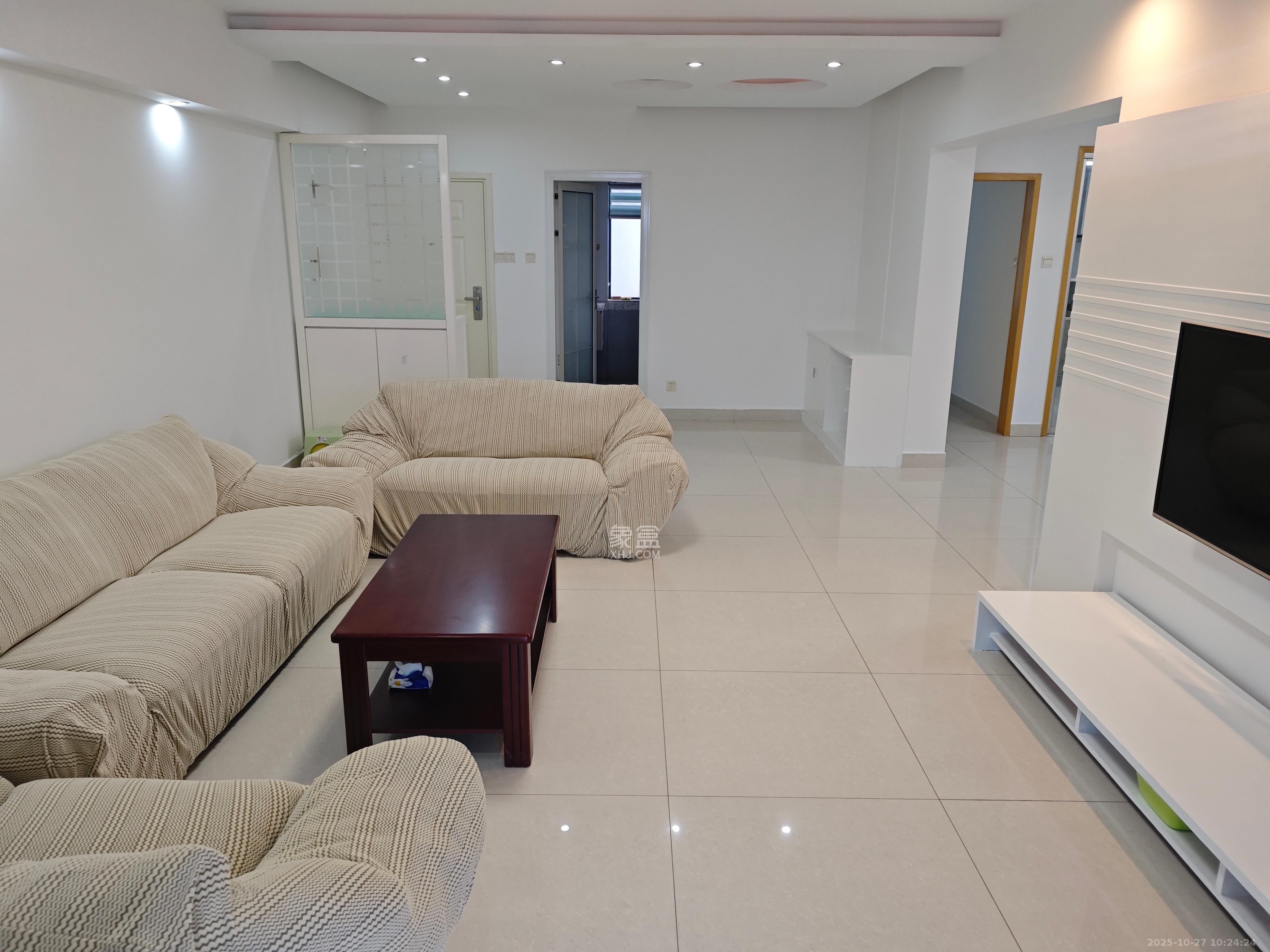 王府花园  3室2厅2卫    3300.0元/月 王府花园  3室2厅2卫    3300.0元/月室内图