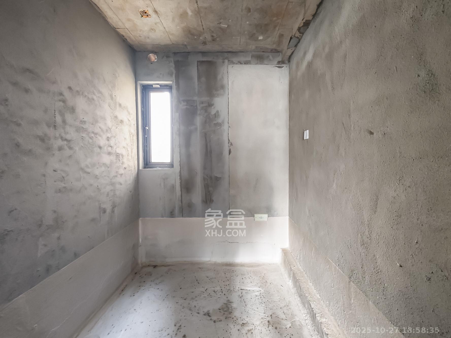 国欣向荣广场  4室2厅2卫    110.0万卫生间