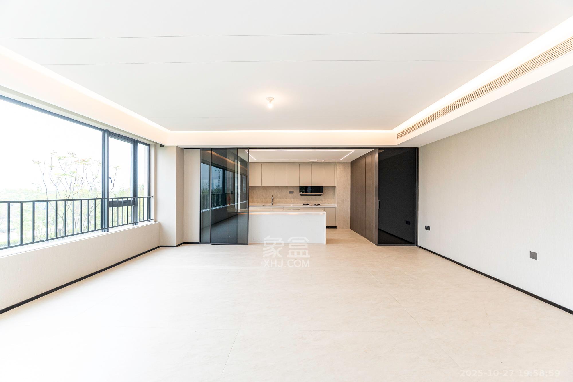 万科松湖天地  4室2厅4卫    338.0万 万科松湖天地  4室2厅4卫    338.0万客厅