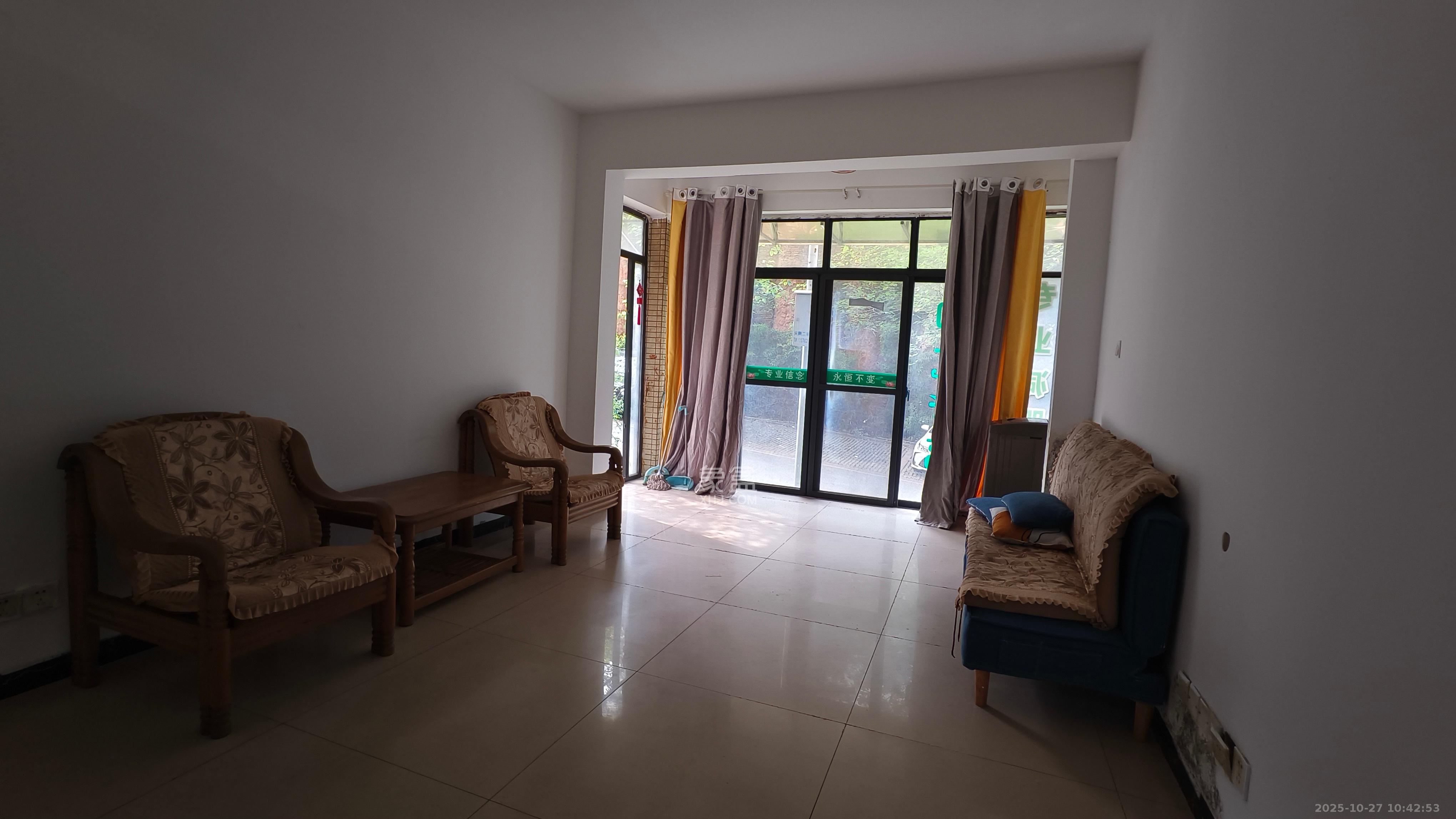 香芙嘉园(广铁湘府嘉园)  3室2厅1卫    2000.0元/月 香芙嘉园(广铁湘府嘉园)  3室2厅1卫    2000.0元/月