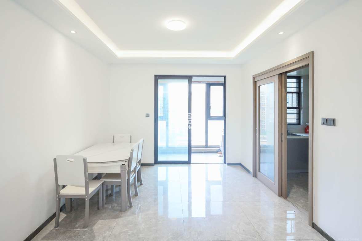 招商华发依云曦城 4室2厅2卫 168.0万 招商华发依云曦城 4室2厅2卫 168.0万客厅