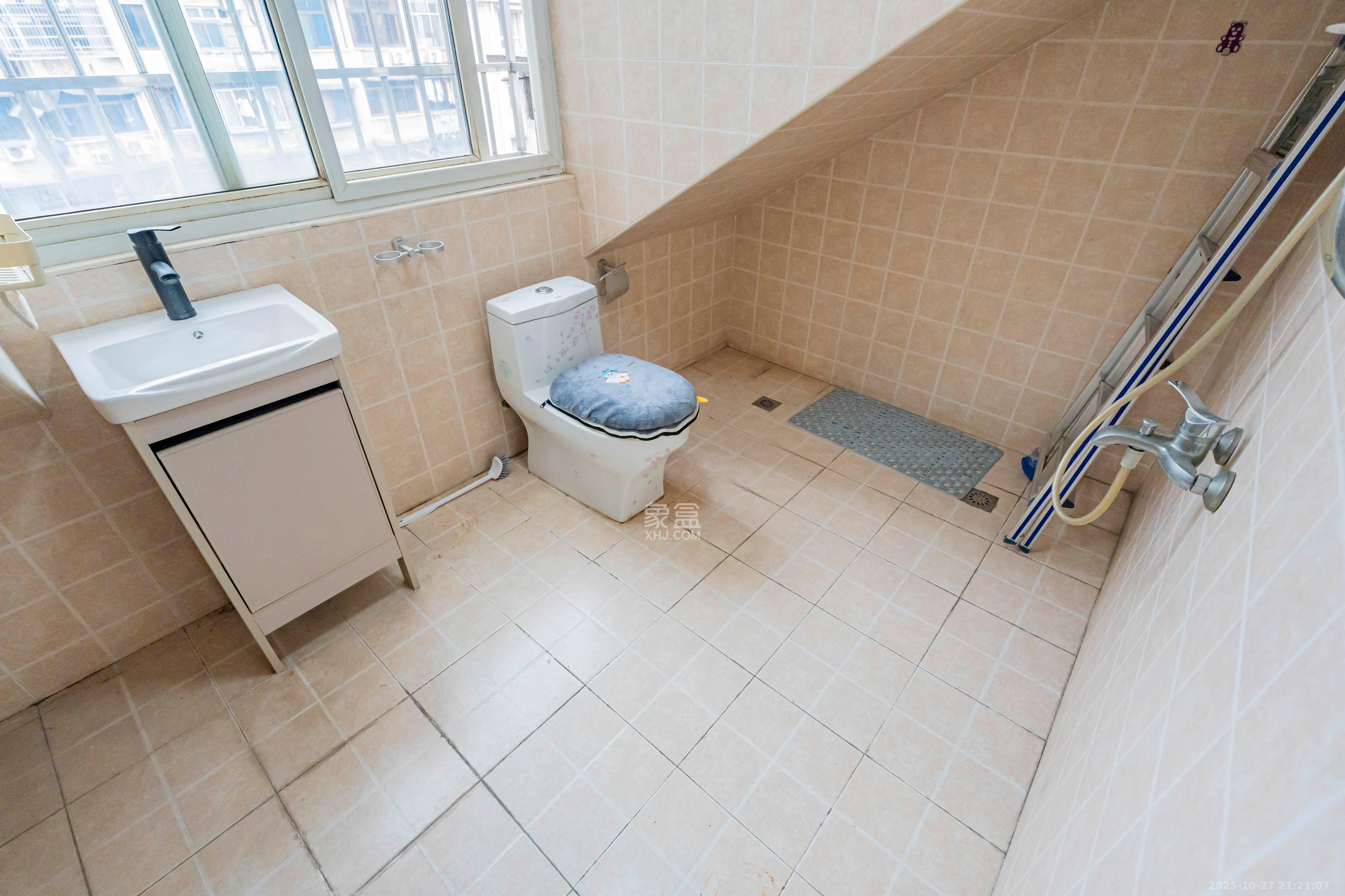 聚英阁  4室2厅2卫    86.0万卫生间