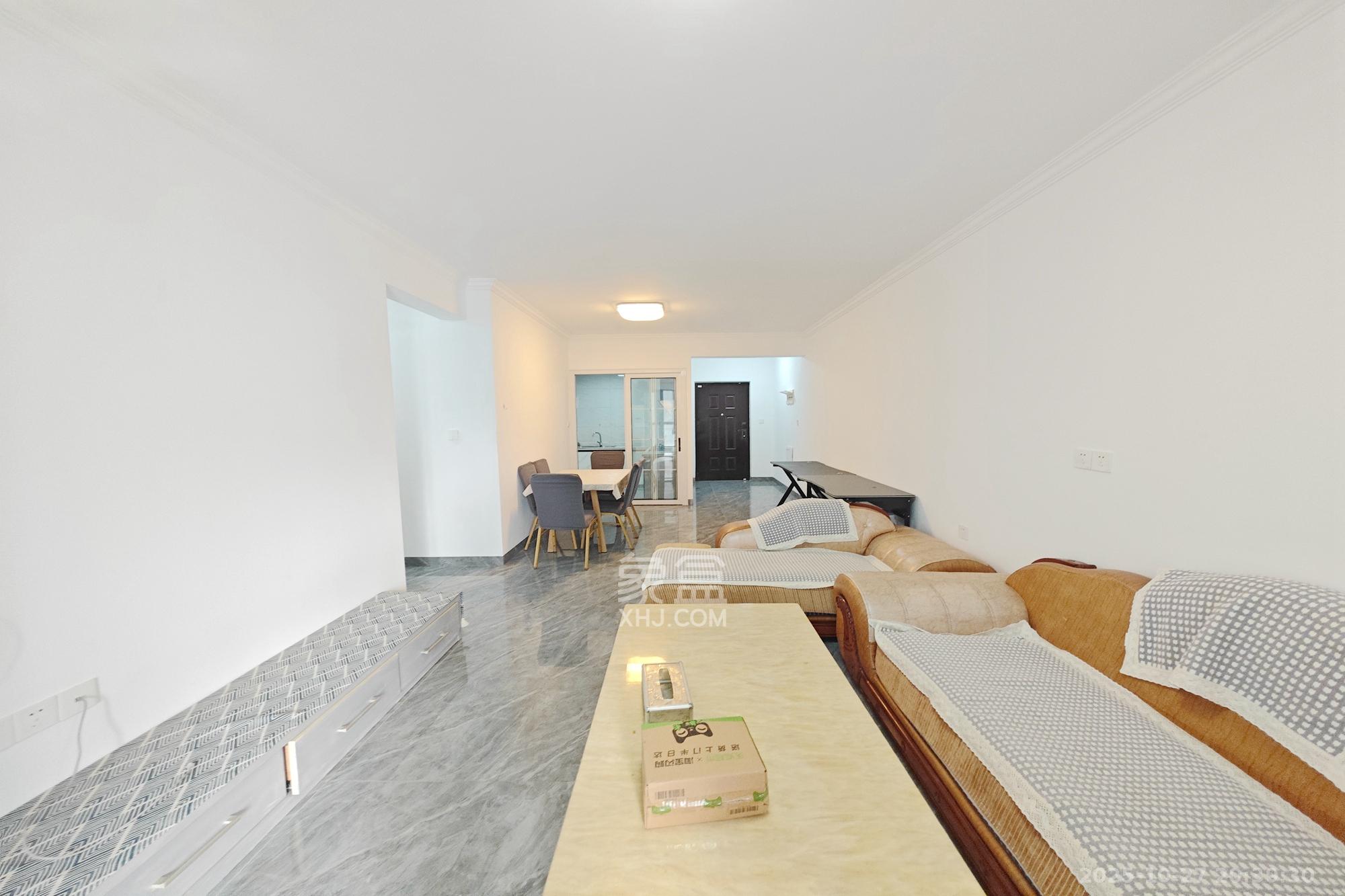 保利大都汇四期  3室2厅1卫    129.0万 保利大都汇四期  3室2厅1卫    129.0万客厅