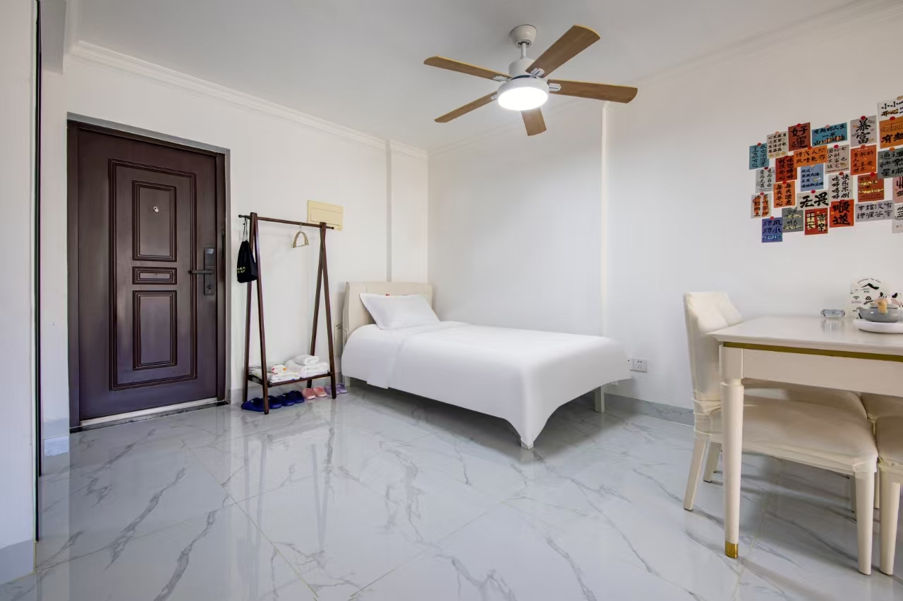 绿地海长流五期(绿地缤纷城)  2室2厅1卫    1900.0元/月 绿地海长流五期(绿地缤纷城)  2室2厅1卫    1900.0元/月室内图