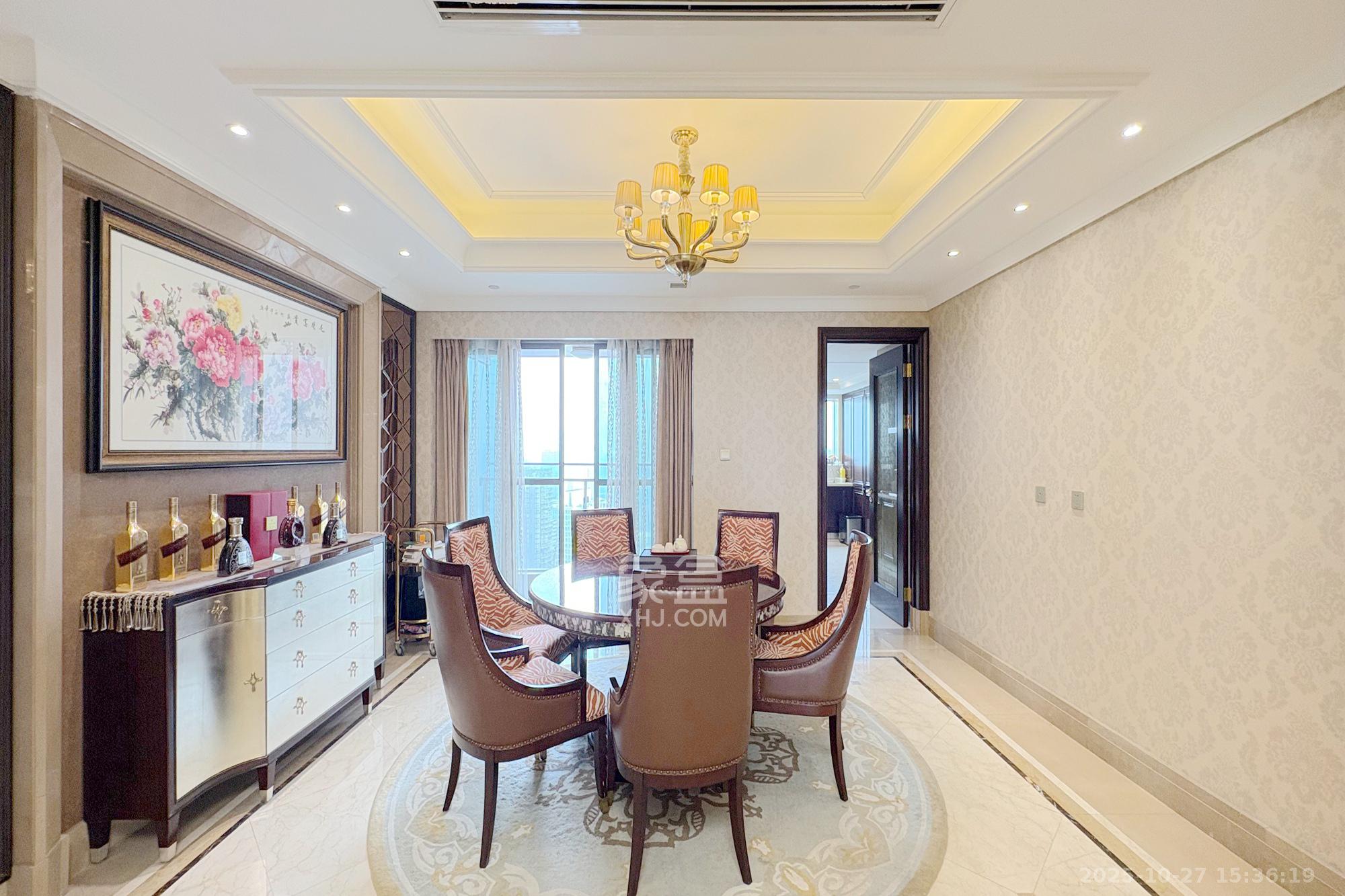 华远隆玺  4室2厅3卫    550.0万 华远隆玺  4室2厅3卫    550.0万客厅