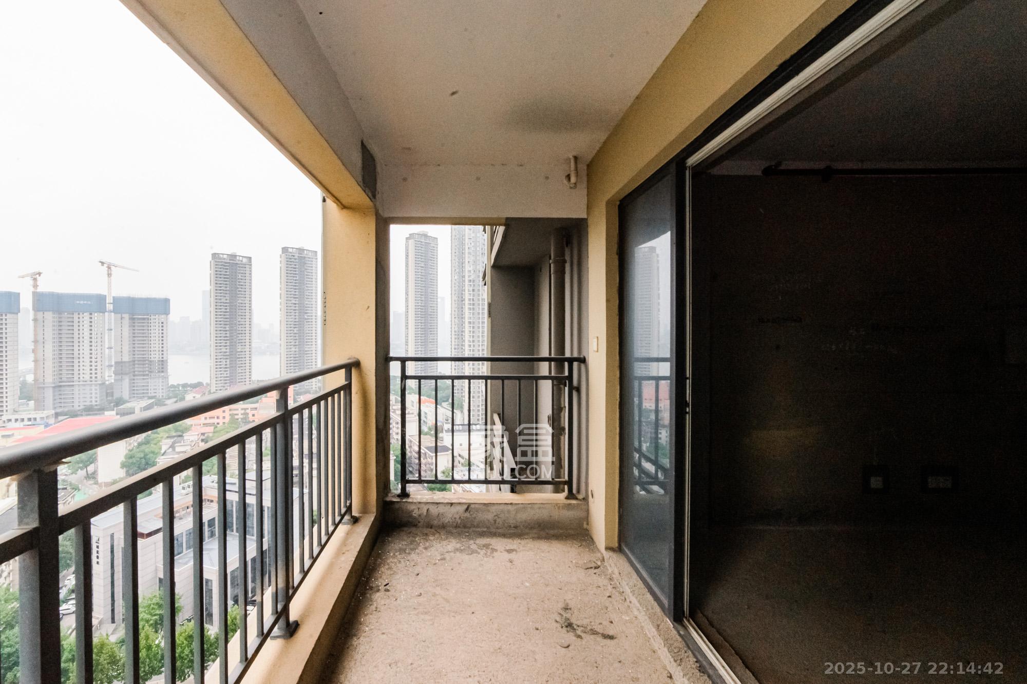 北辰三角洲E7区  3室2厅2卫    150.0万 北辰三角洲E7区  3室2厅2卫    150.0万阳台