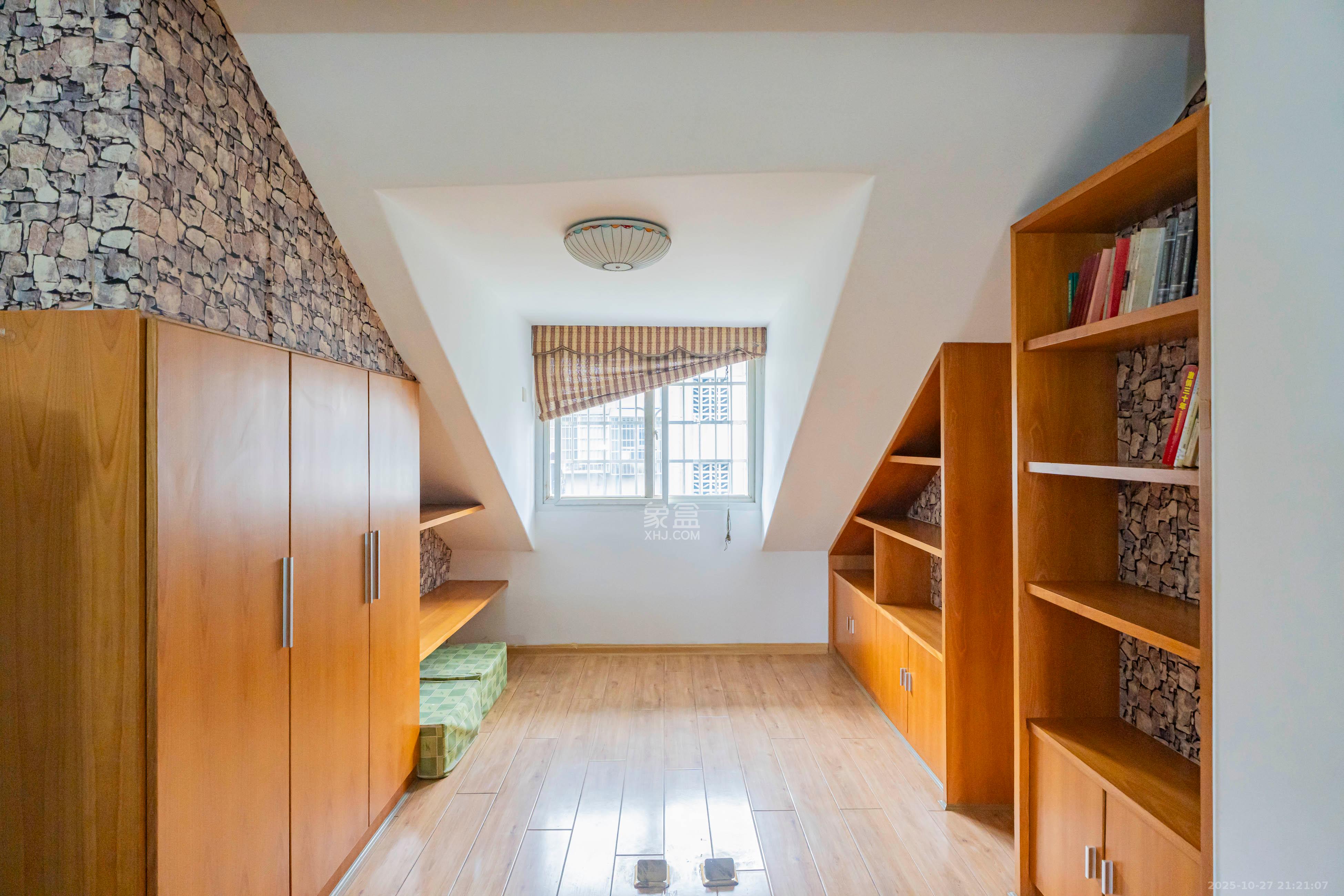 聚英阁  4室2厅2卫    86.0万卧室