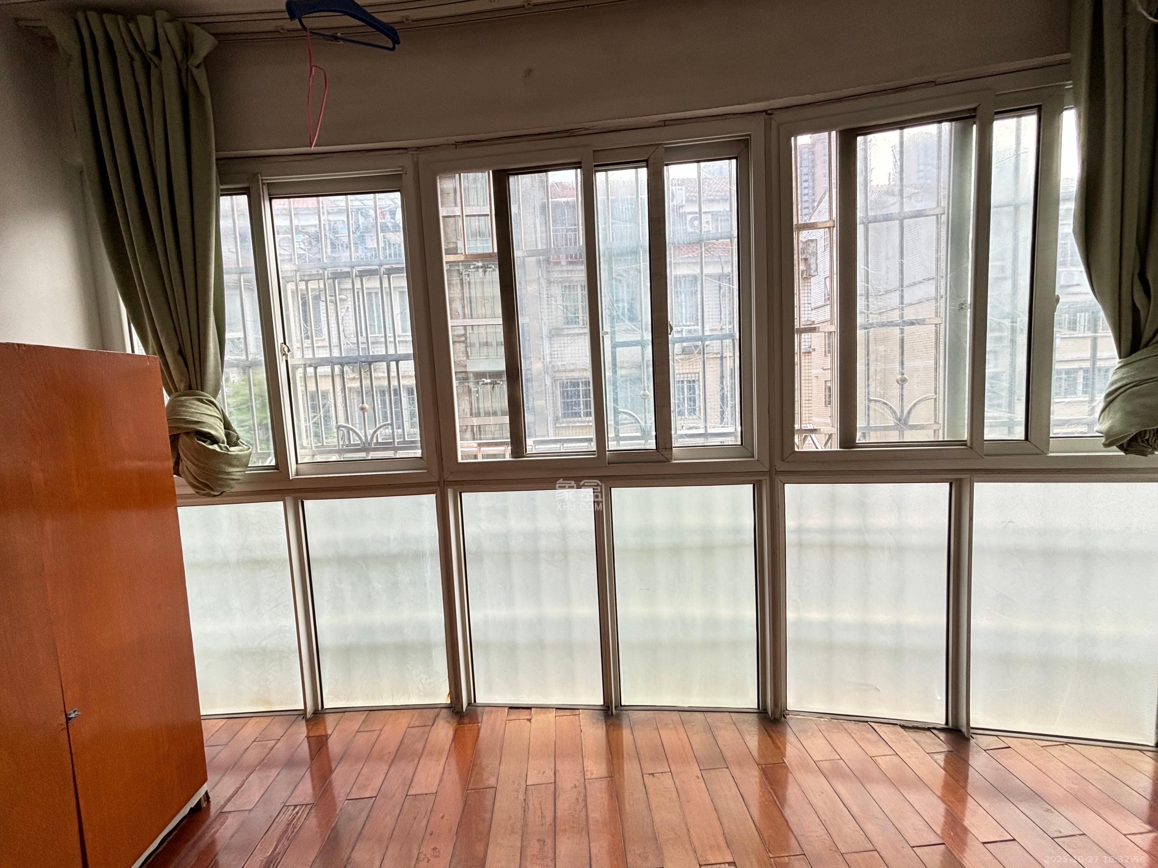 都市春天  3室2厅2卫    2500.0元/月 都市春天  3室2厅2卫    2500.0元/月室内图