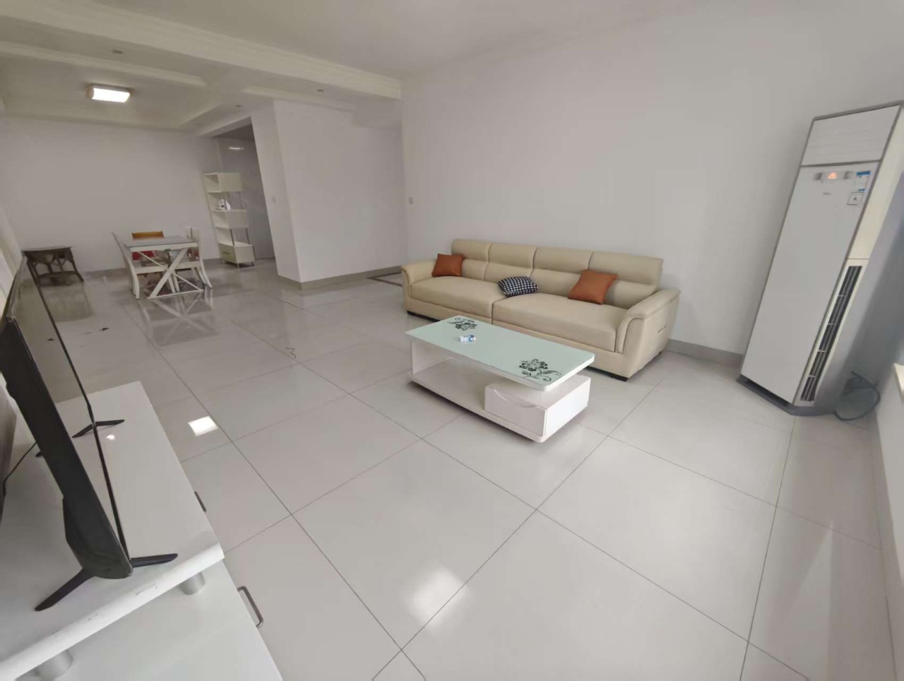 环强御景湾 3室2厅2卫 3200.0元/月 环强御景湾 3室2厅2卫 3200.0元/月户型图