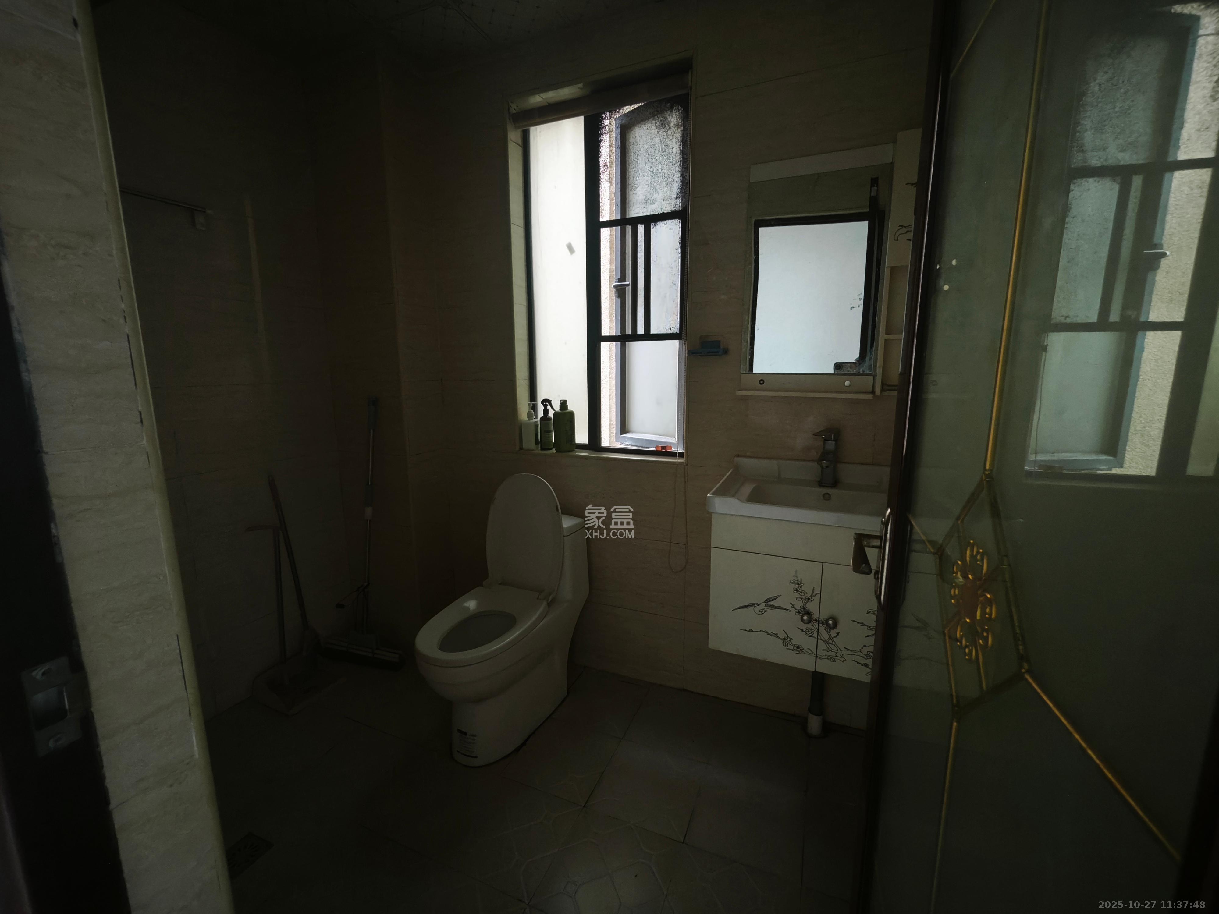 绿地之窗  3室2厅2卫    2000.0元/月室内图