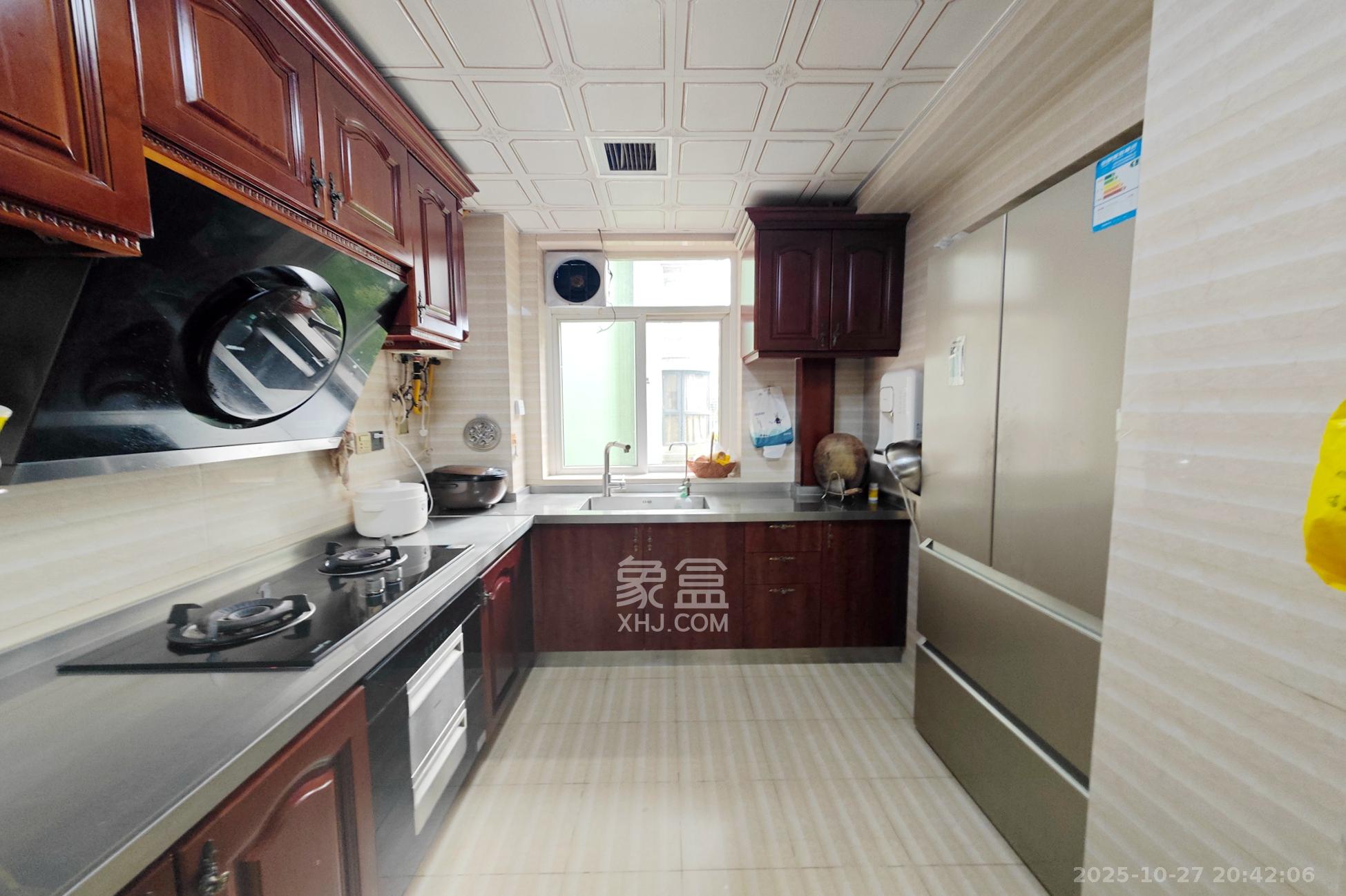 佳润新城(佳润新都)  4室2厅2卫    175.0万 佳润新城(佳润新都)  4室2厅2卫    175.0万厨房