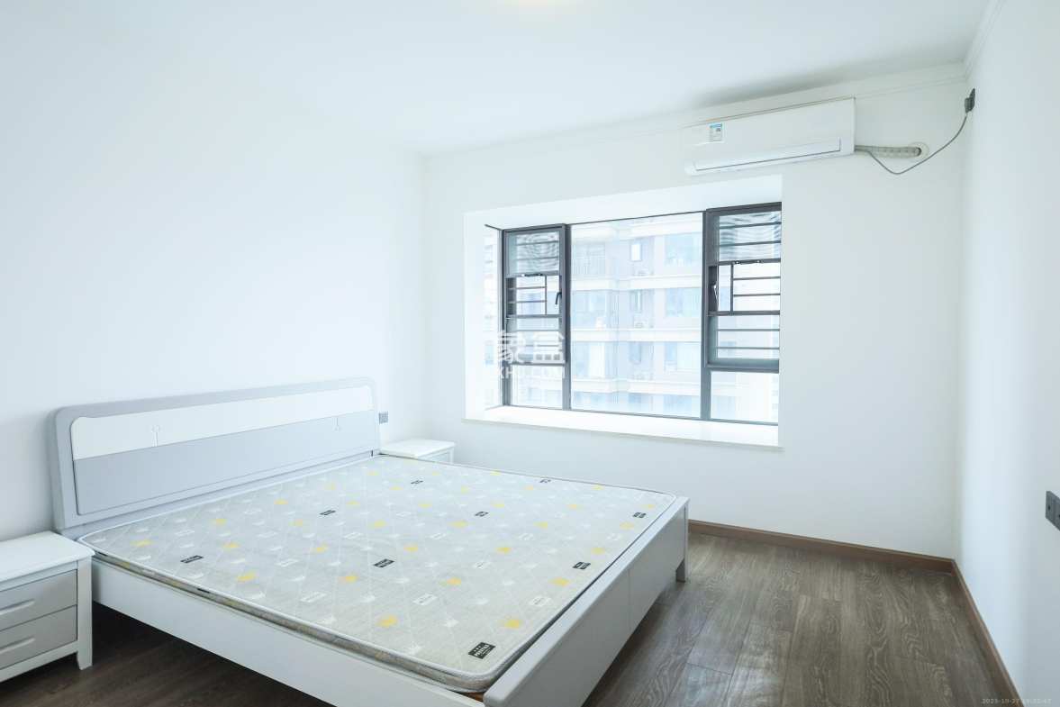 招商华发依云曦城 4室2厅2卫 168.0万 招商华发依云曦城 4室2厅2卫 168.0万卧室