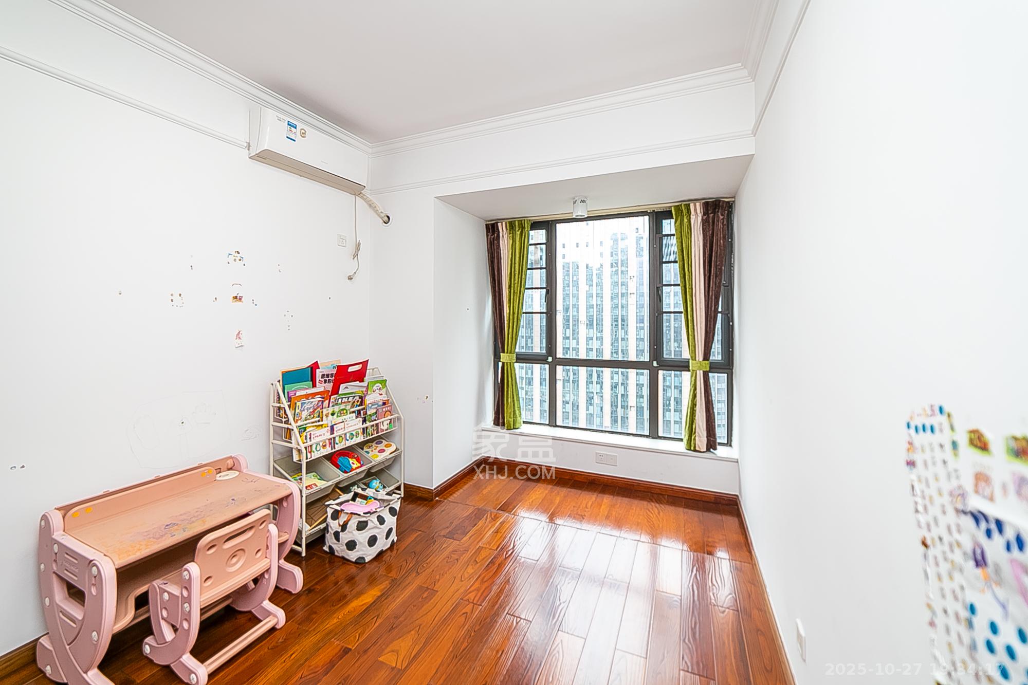 通用时代国际社区  4室2厅1卫    165.0万卧室