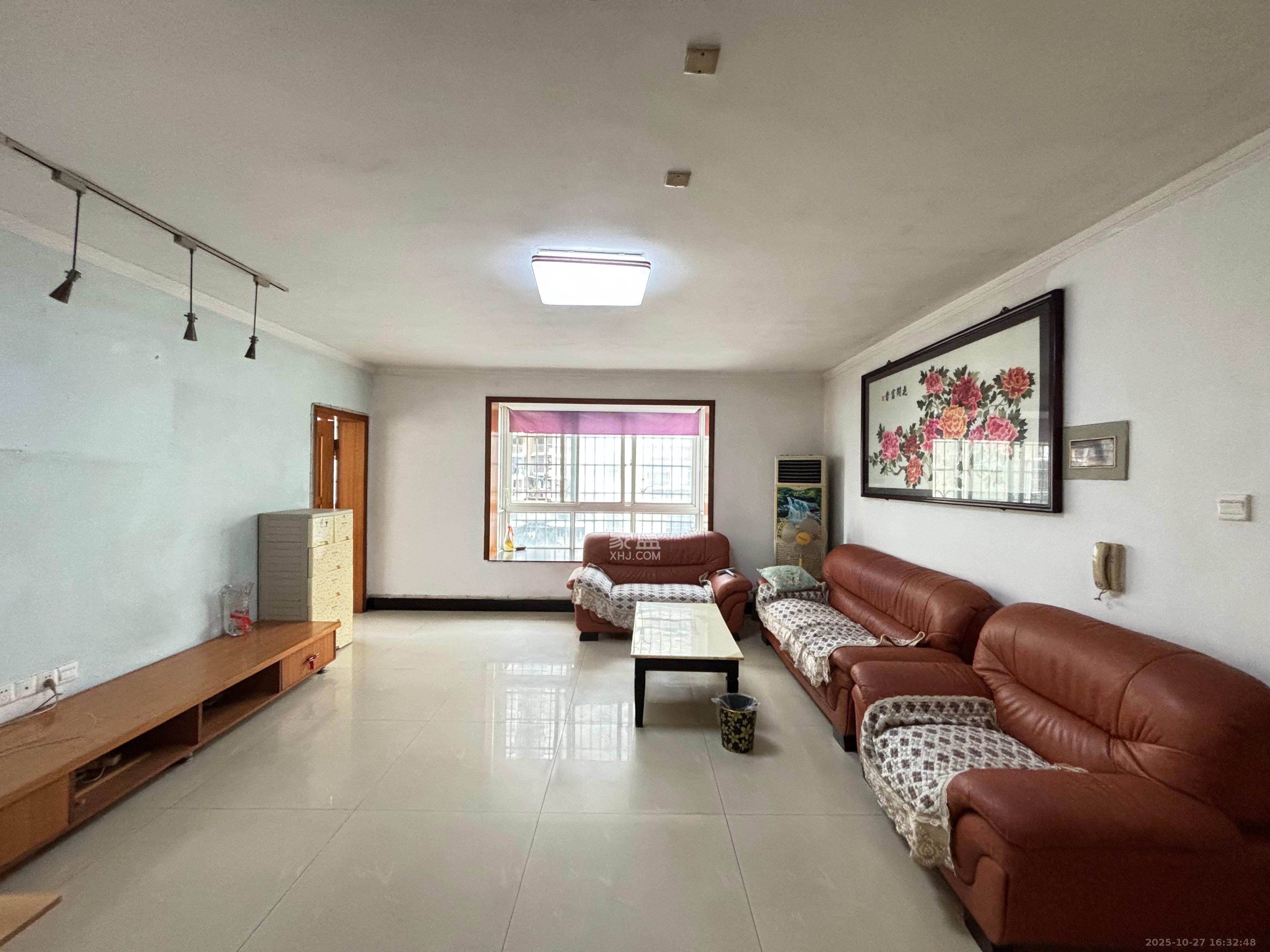 都市春天  3室2厅2卫    2500.0元/月