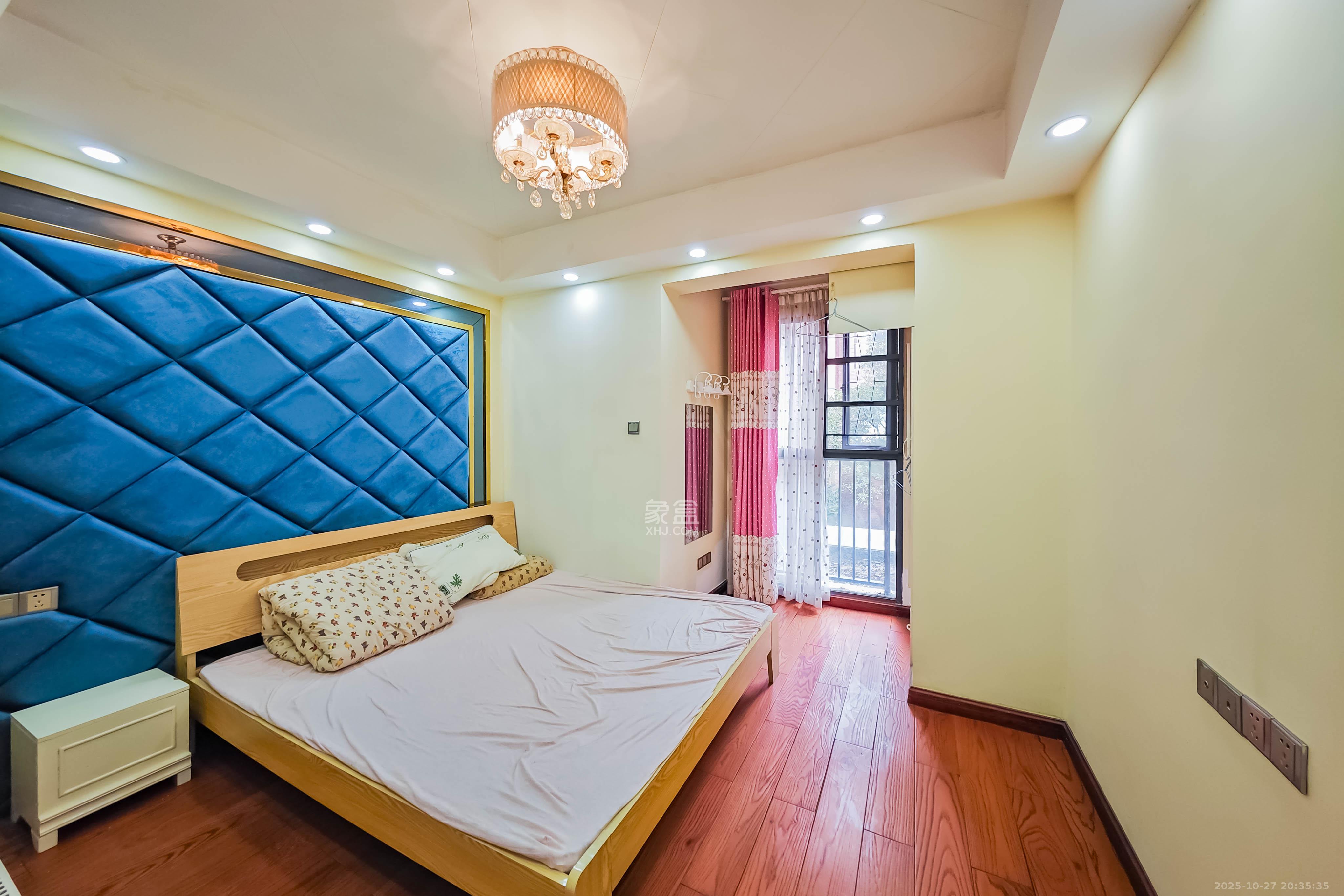 万科金域华府三四期  5室2厅4卫    308.0万卧室