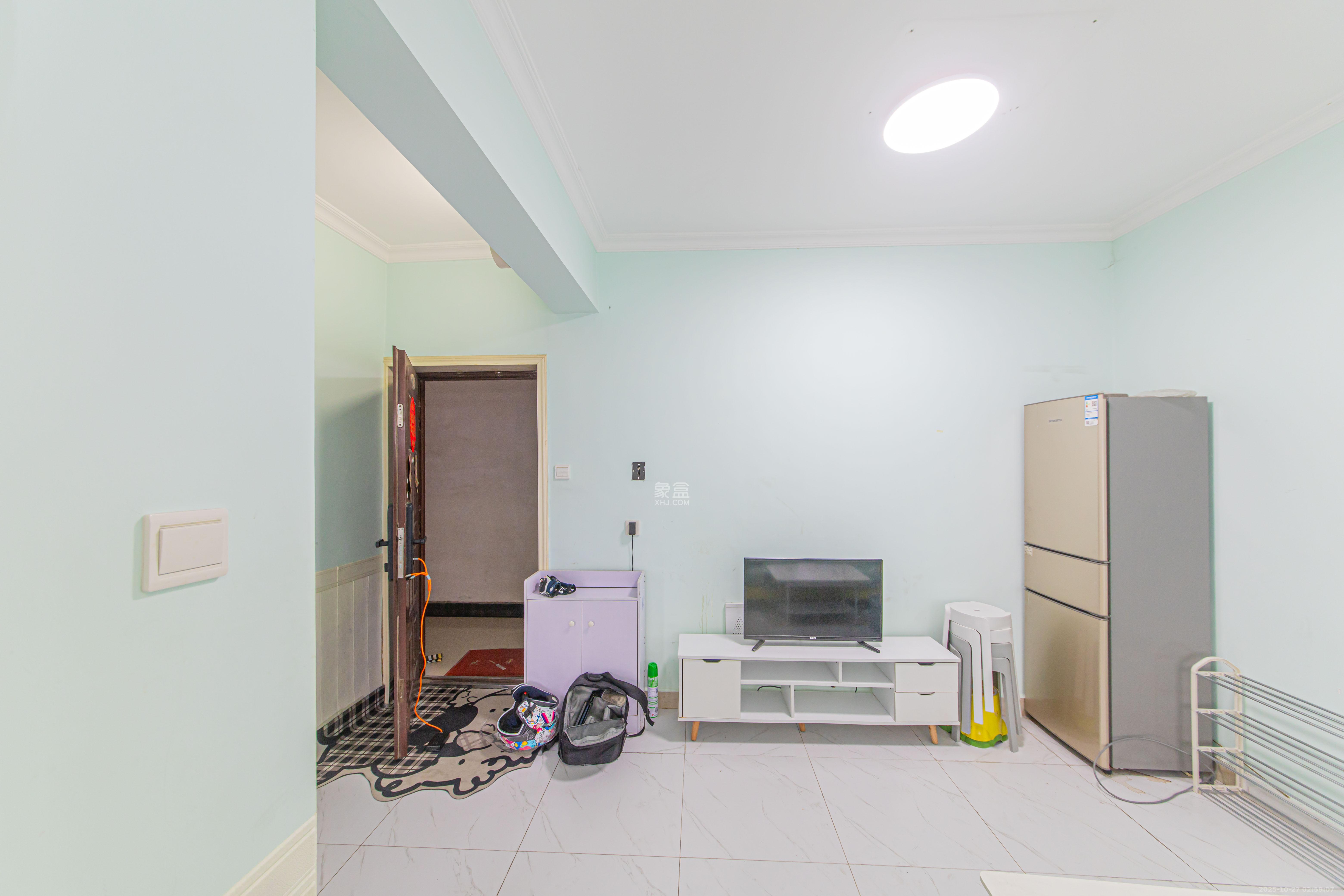 中信城市广场(中信新城一期) 1室1厅1卫 25.8万 中信城市广场(中信新城一期) 1室1厅1卫 25.8万客厅