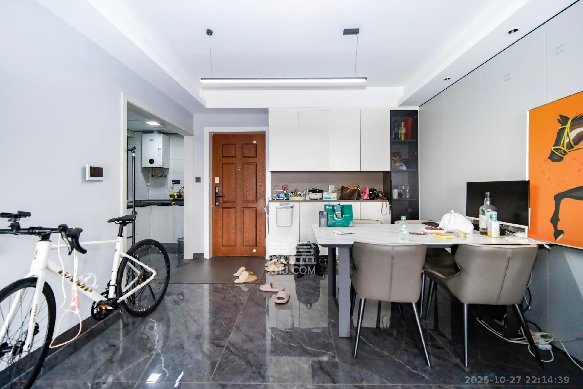 华润翡翠府  3室2厅2卫    138.0万客厅