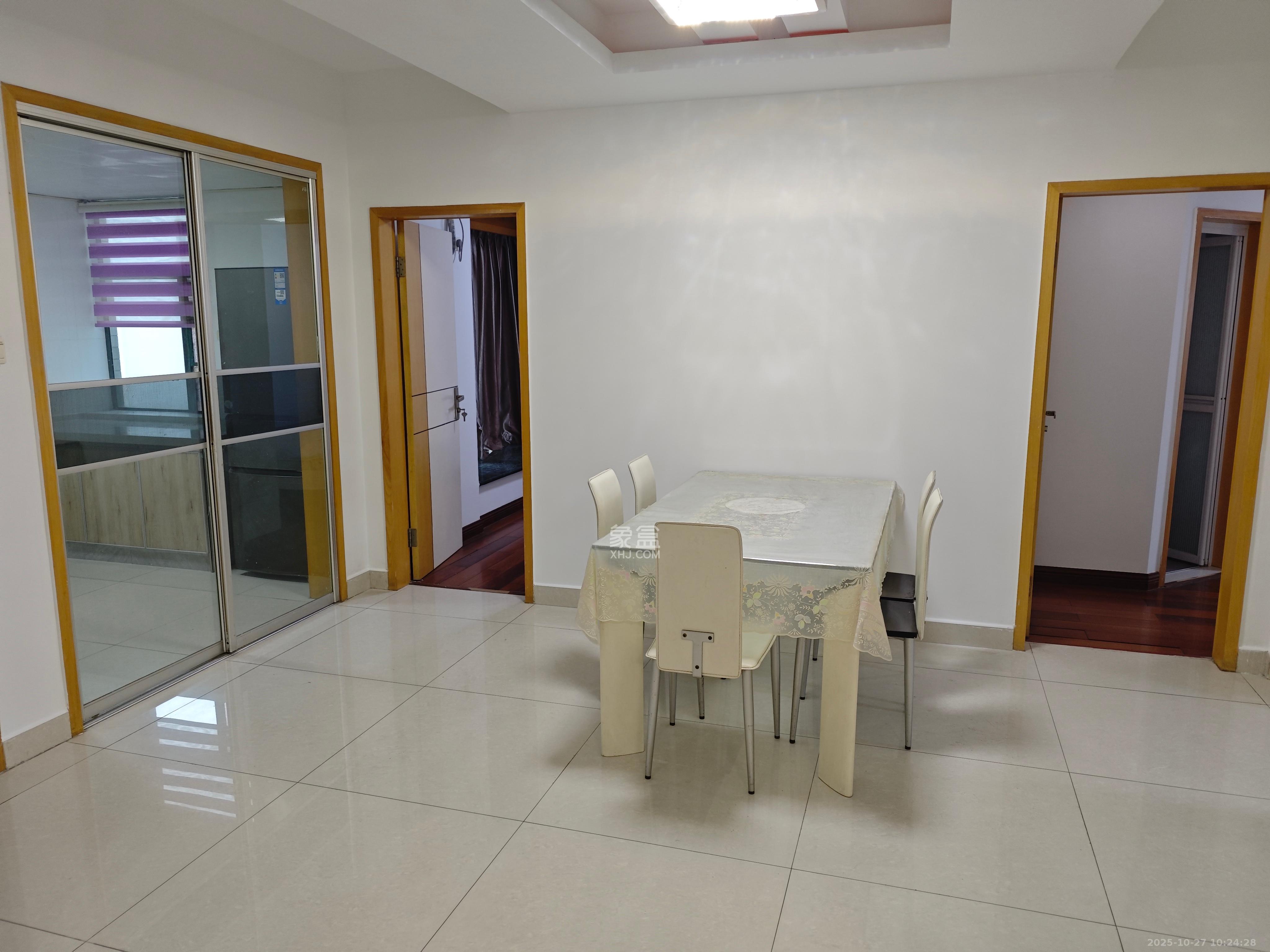 王府花园  3室2厅2卫    3300.0元/月 王府花园  3室2厅2卫    3300.0元/月室内图