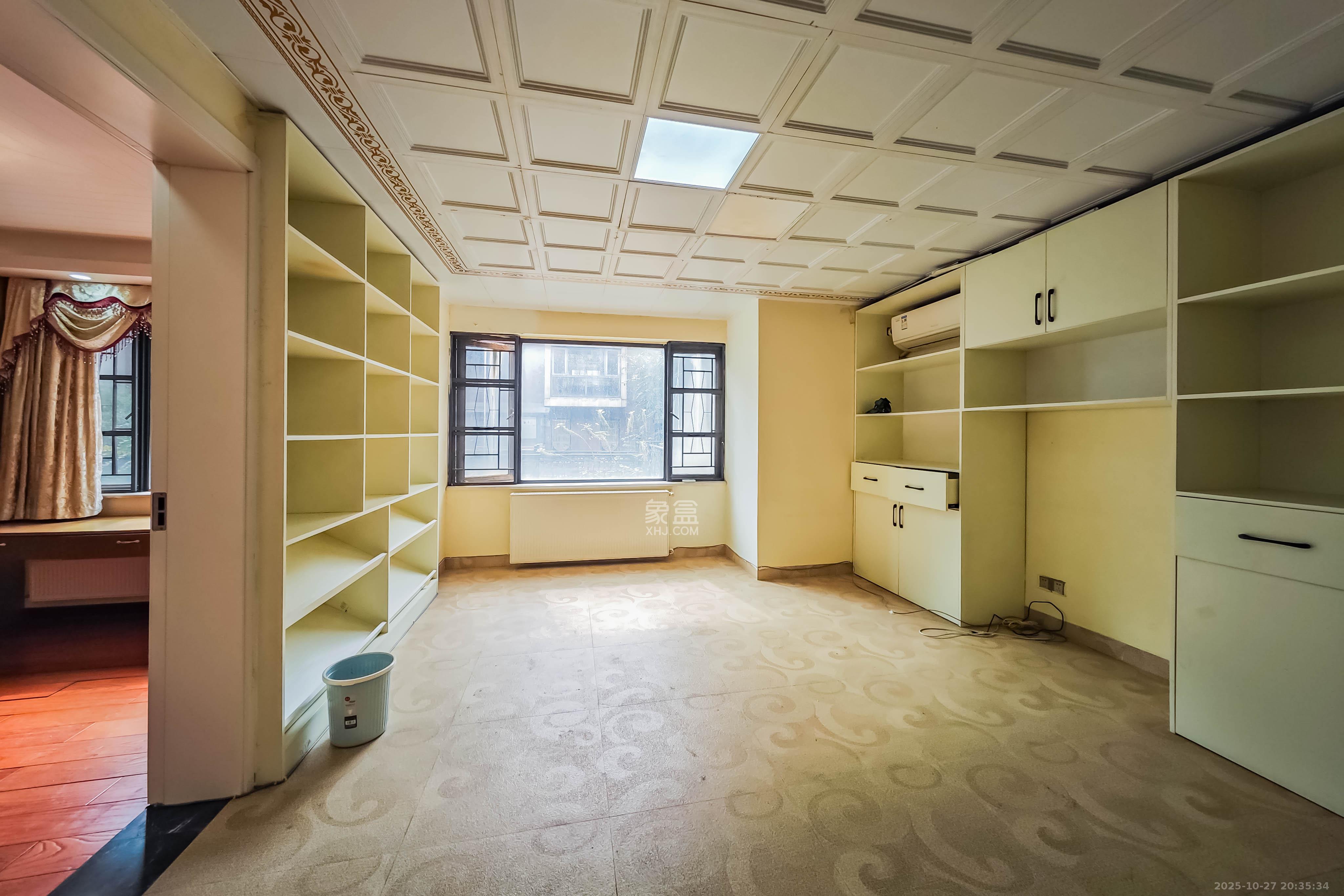 万科金域华府三四期  5室2厅4卫    308.0万卧室