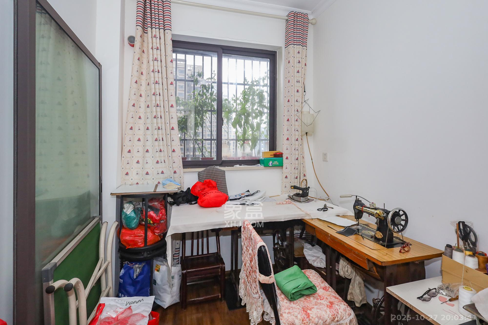 阳光丽城一期  4室2厅2卫    158.0万卧室