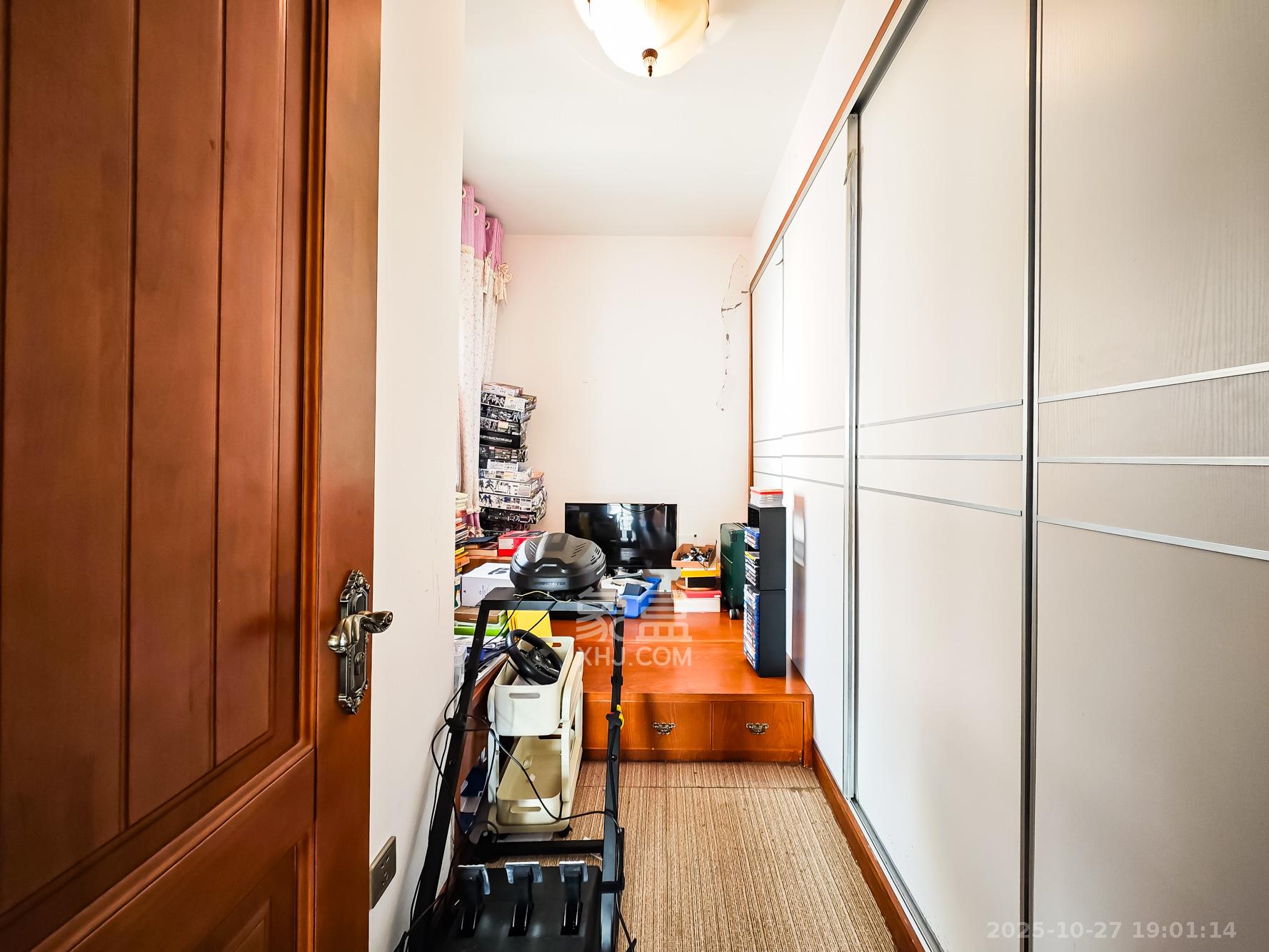 双湾国际(湘江御景花园)  3室2厅2卫    110.0万 双湾国际(湘江御景花园)  3室2厅2卫    110.0万卧室