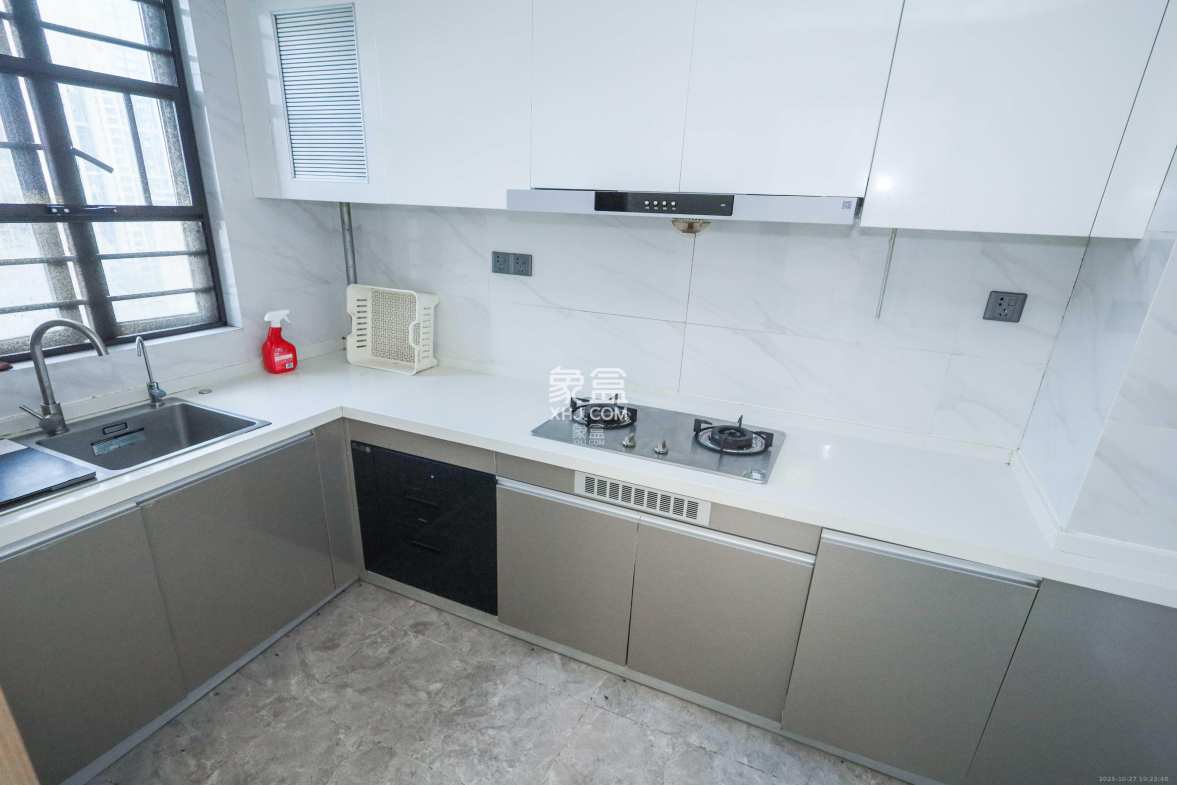 招商华发依云曦城 4室2厅2卫 168.0万 招商华发依云曦城 4室2厅2卫 168.0万厨房