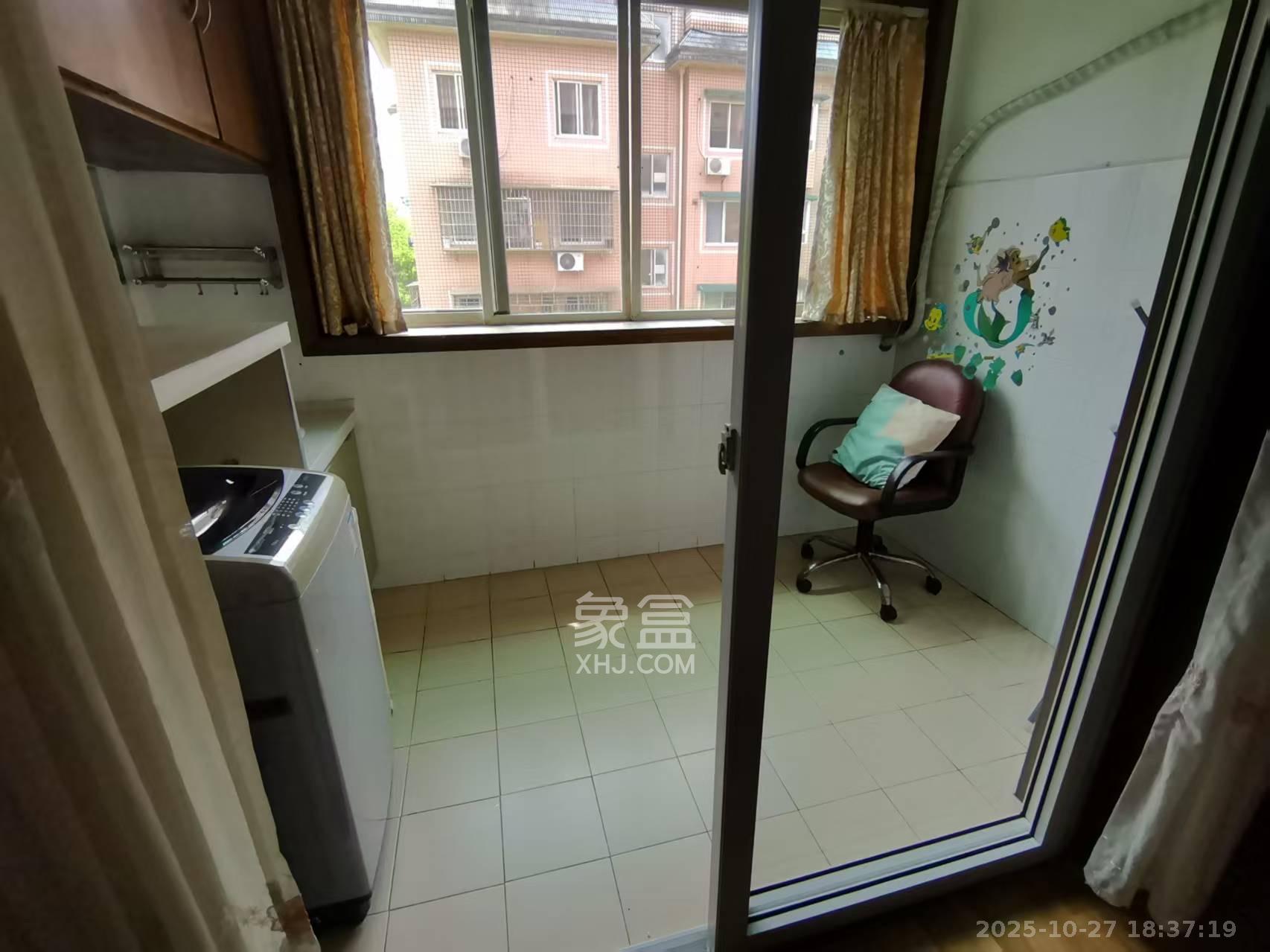 荷花园小区（安置房小区）  3室2厅1卫    2200.0元/月室内图