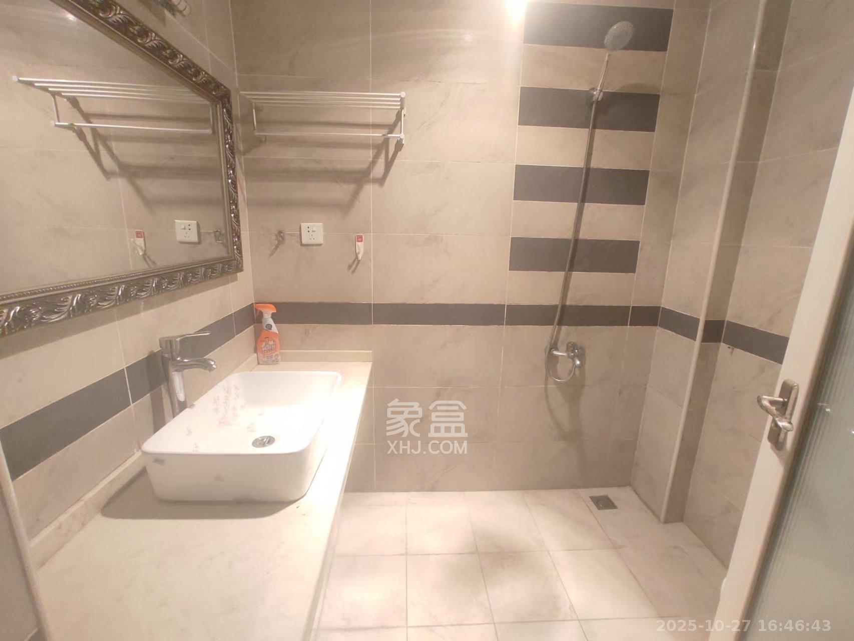 剑桥名门  1室1厅1卫    1300.0元/月 剑桥名门  1室1厅1卫    1300.0元/月室内图