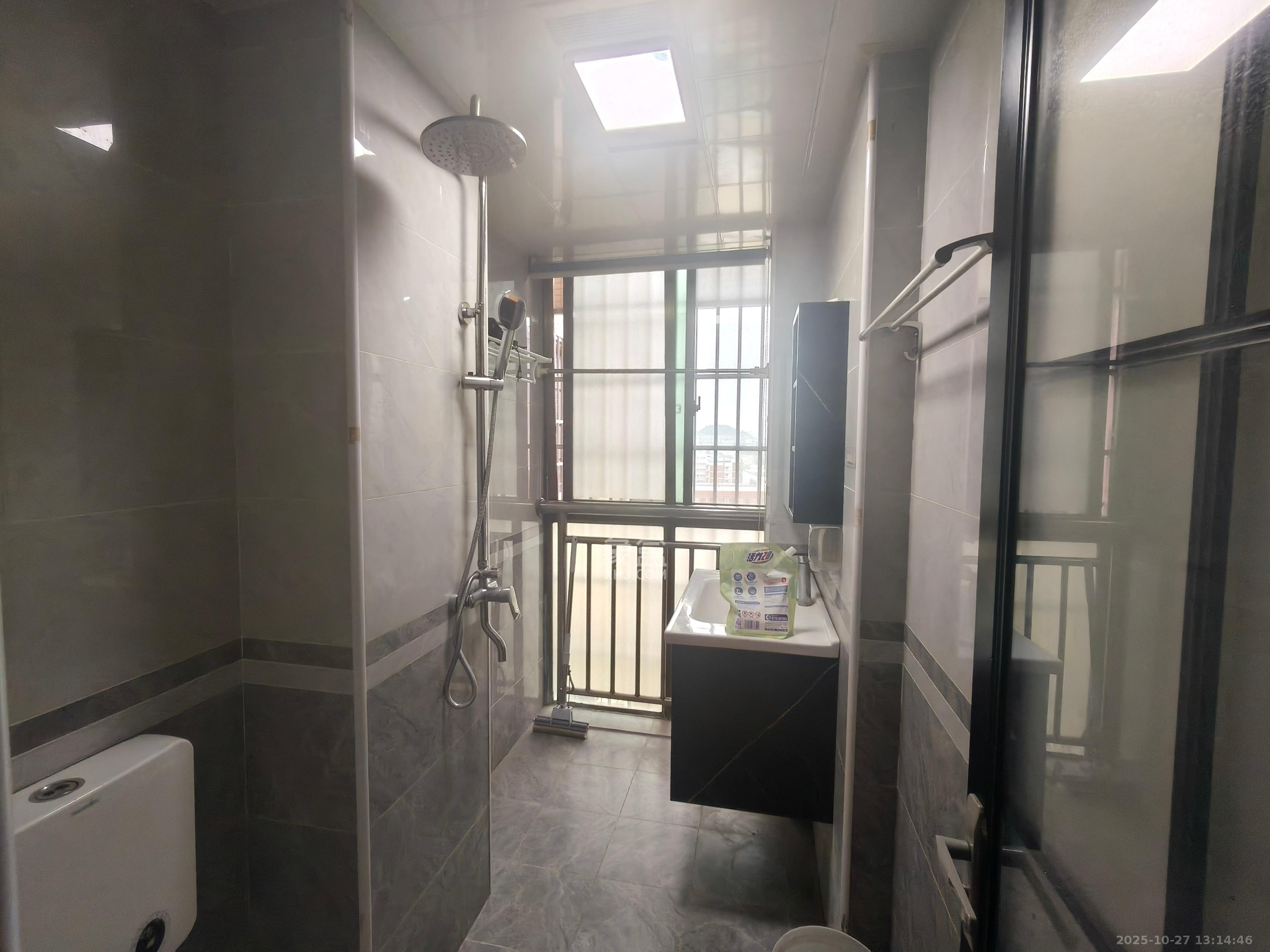 鄱阳佳郡  2室2厅1卫    1800.0元/月