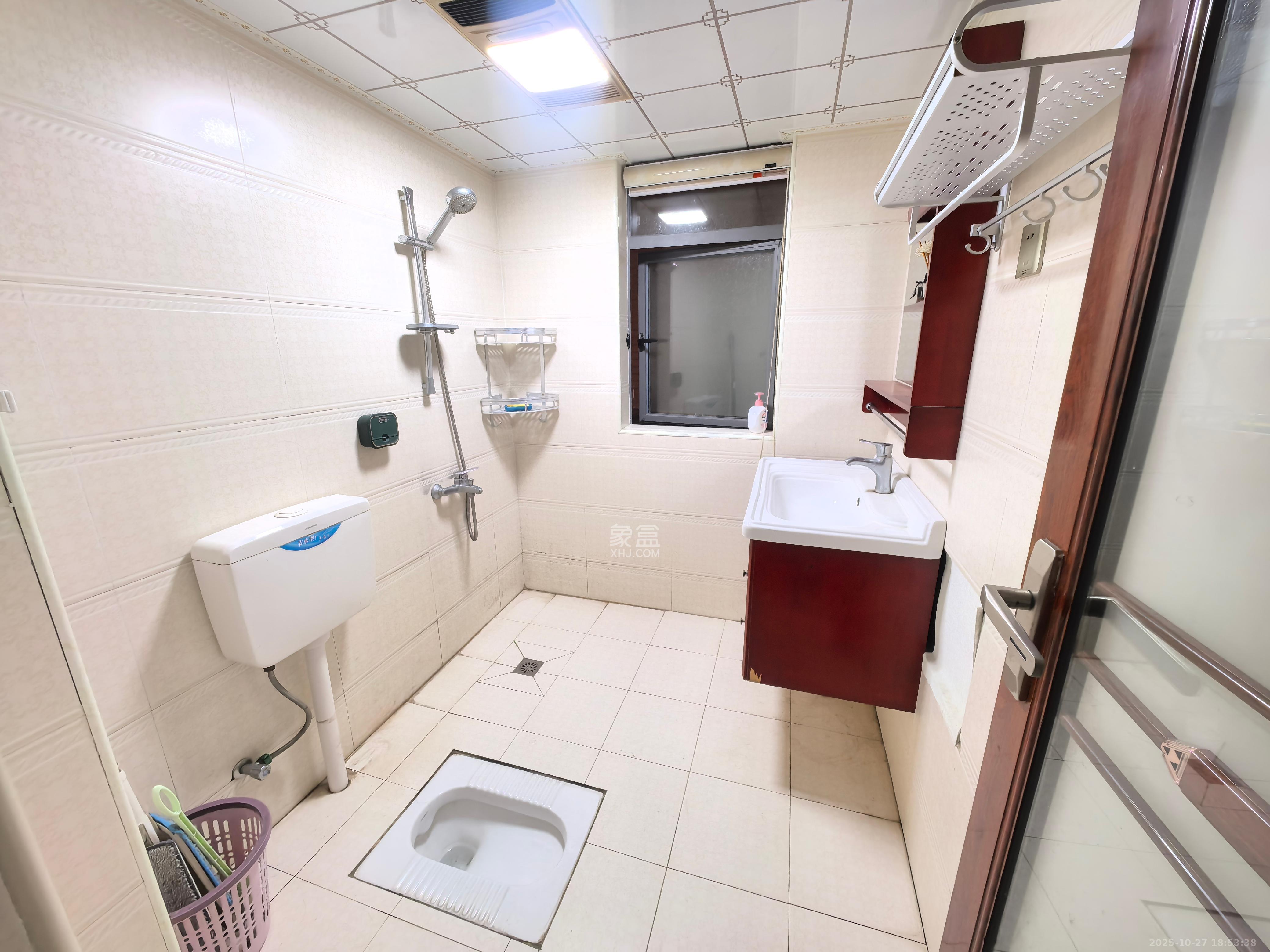 长永佳苑 2室2厅1卫 1700.0元/月 长永佳苑 2室2厅1卫 1700.0元/月室内图