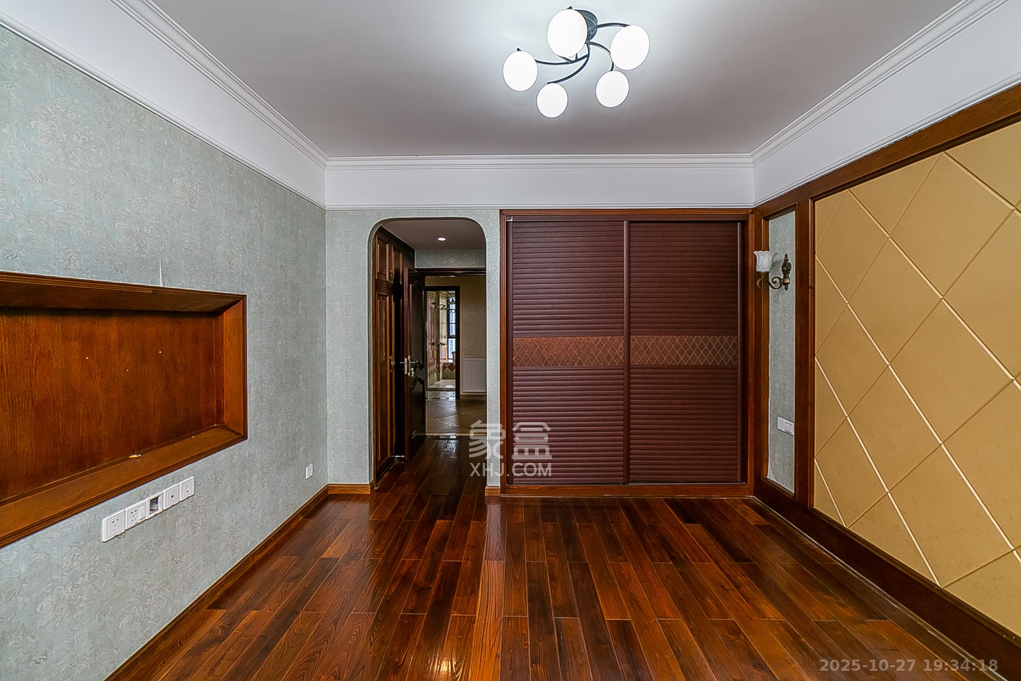 通用时代国际社区  4室2厅1卫    165.0万卧室