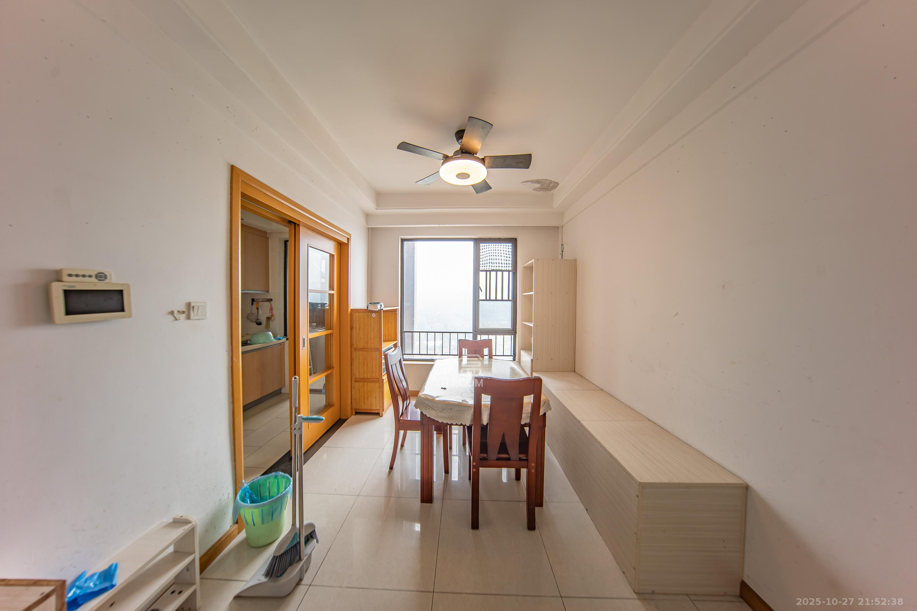 中海国际四期  3室2厅2卫    90.0万客厅