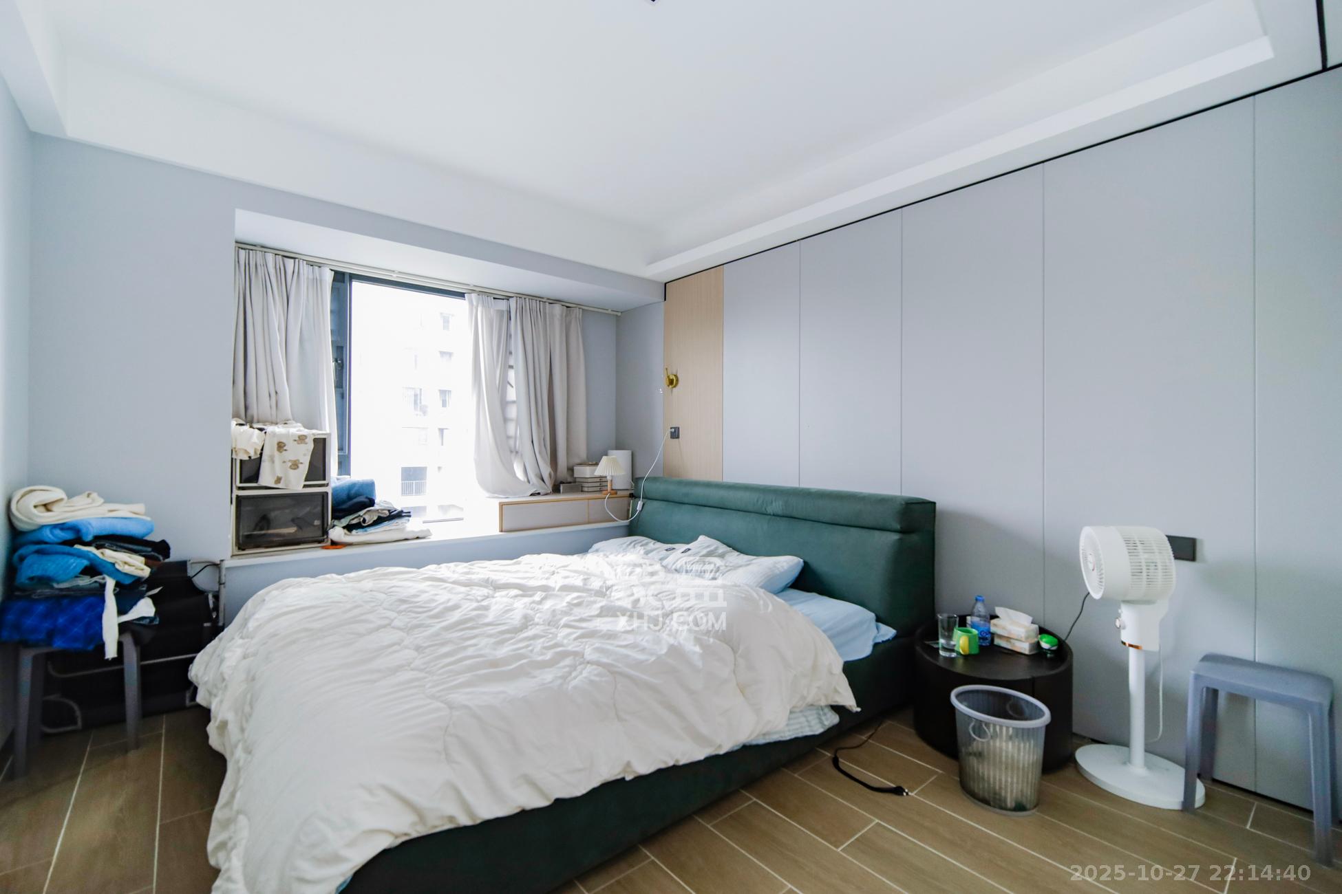 华润翡翠府  3室2厅2卫    138.0万卧室