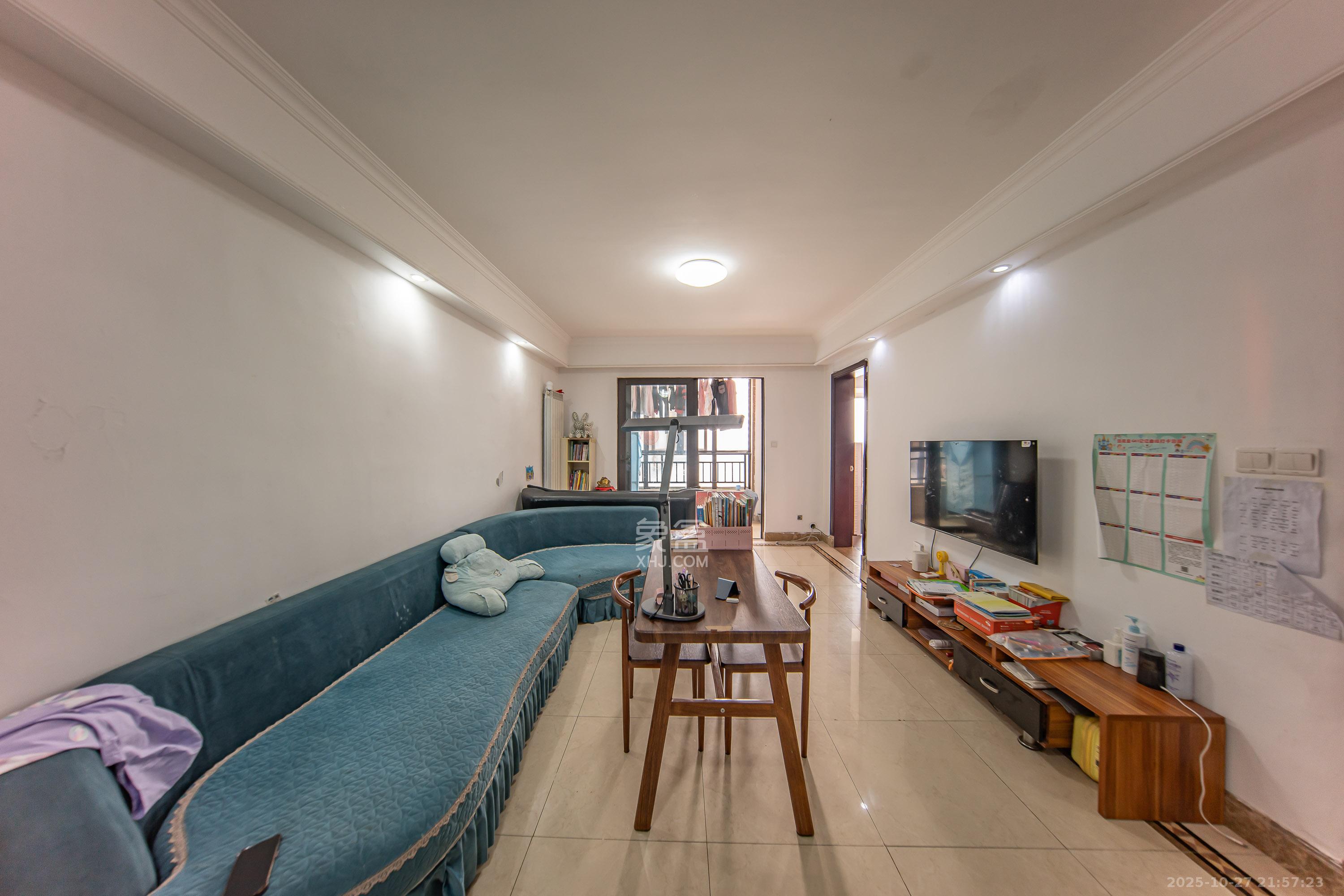 中海国际一期  3室2厅1卫    68.0万客厅