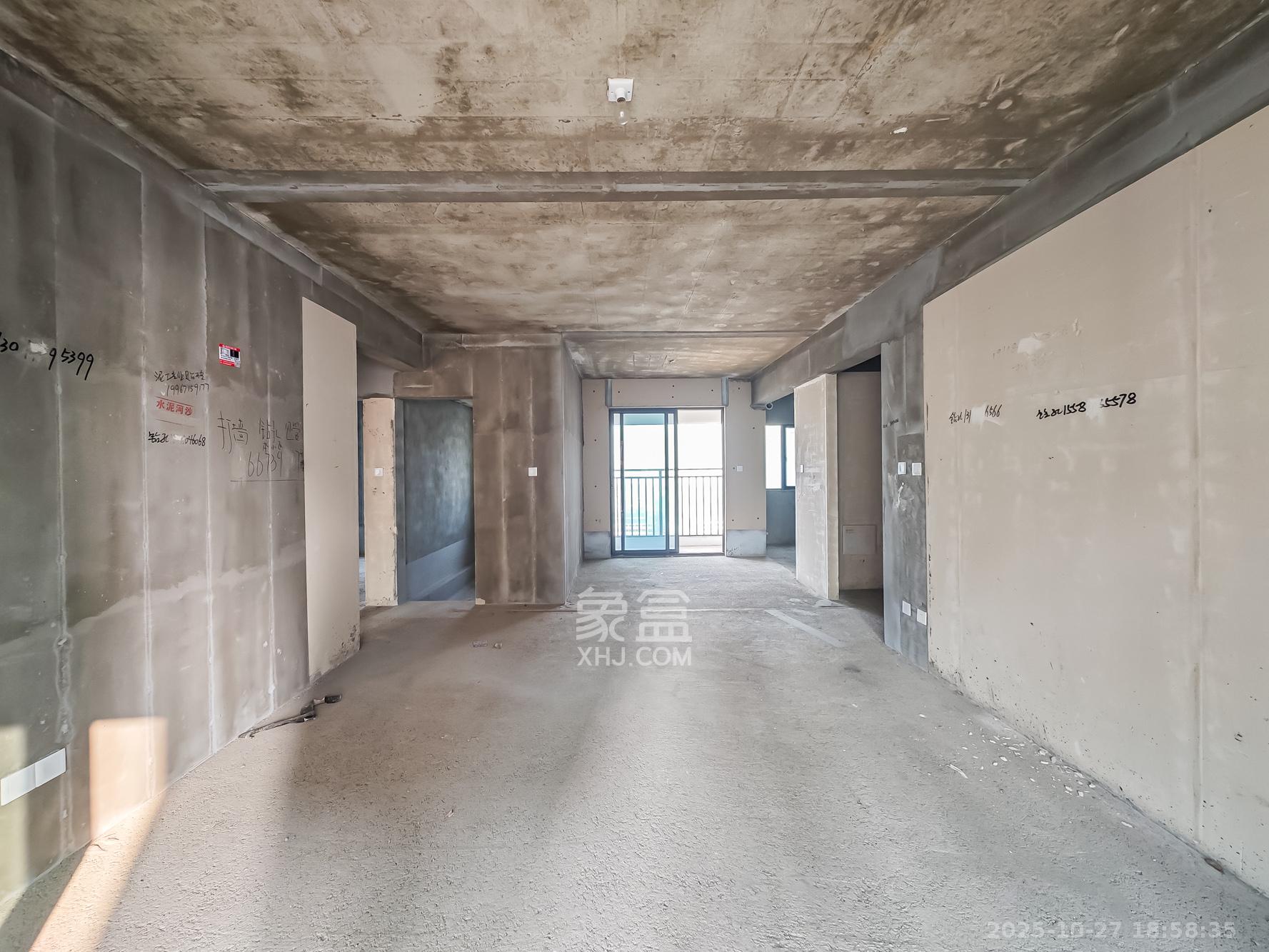 国欣向荣广场  4室2厅2卫    110.0万客厅