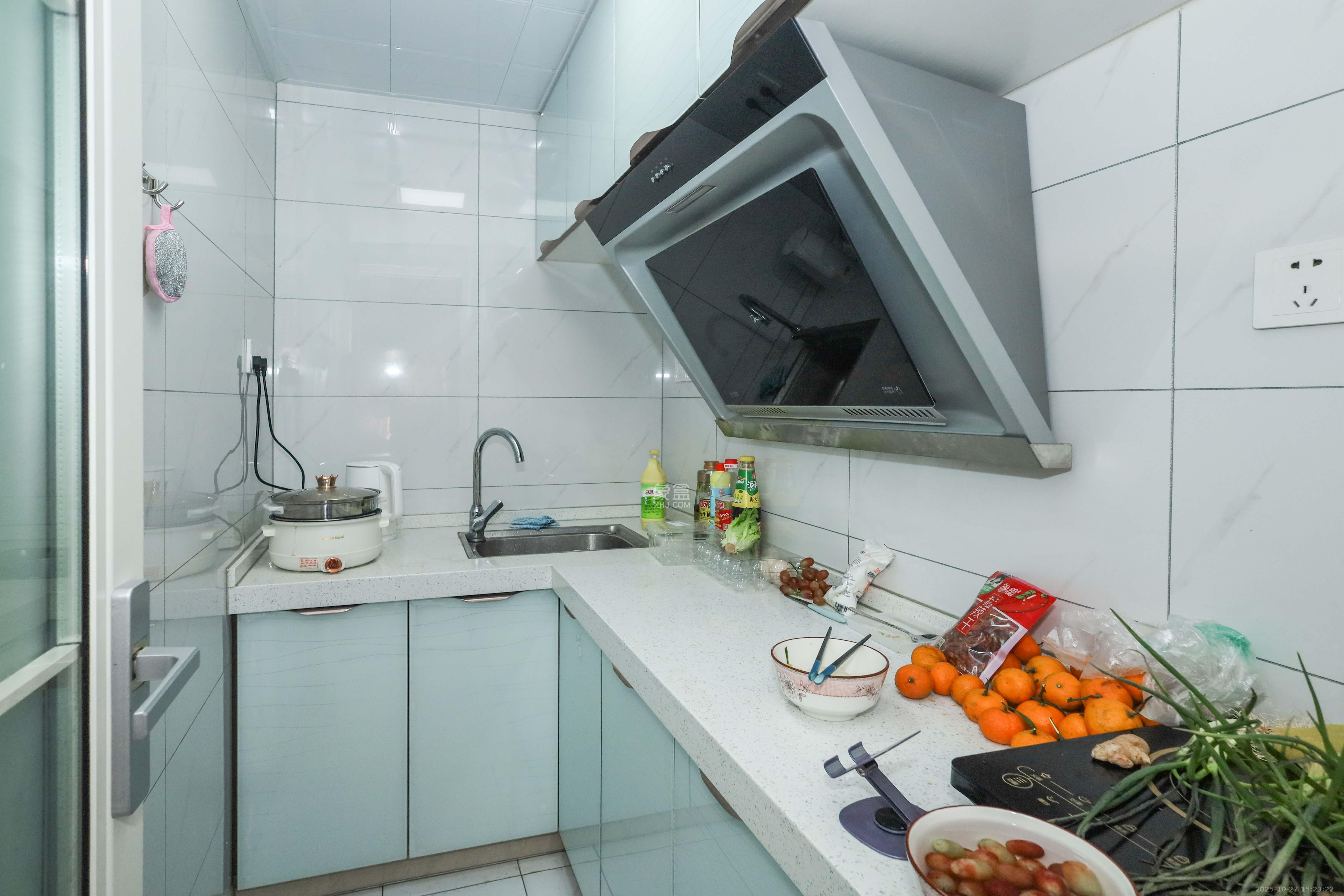 和润园一、二期  3室2厅2卫    80.0万 和润园一、二期  3室2厅2卫    80.0万厨房