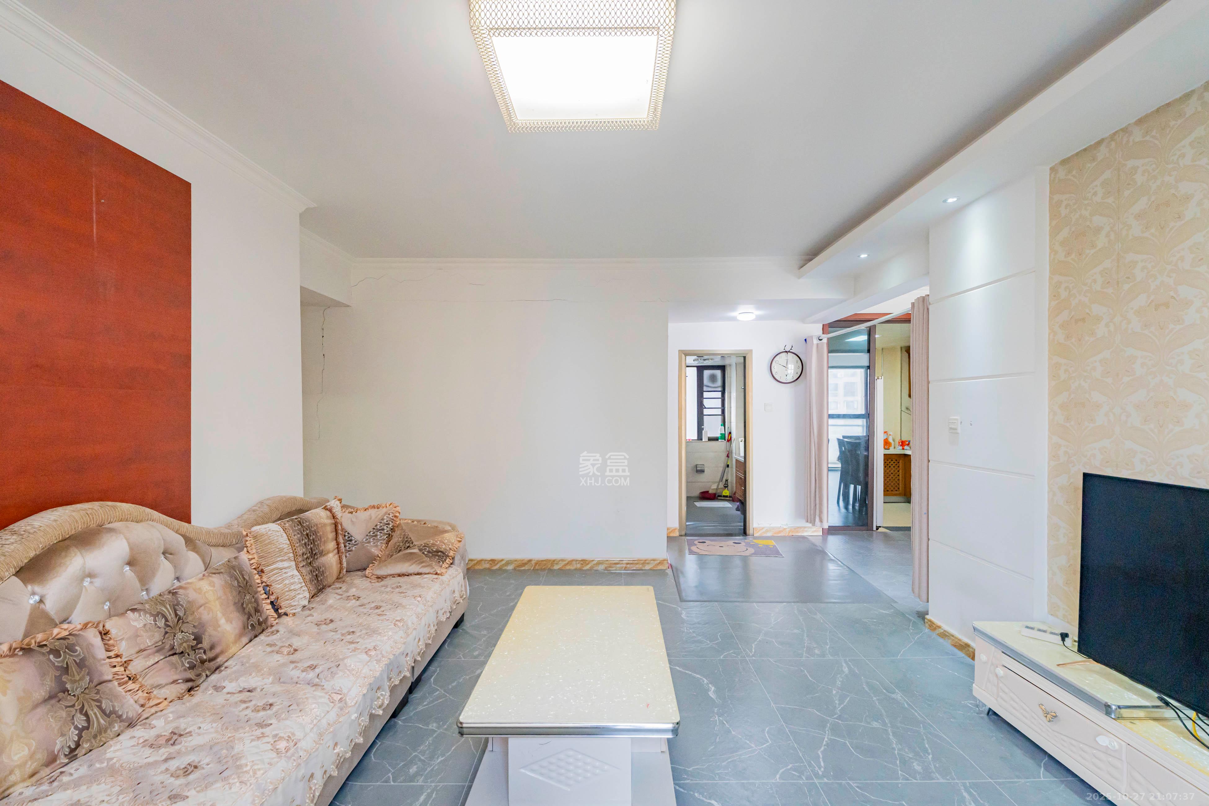 海洋半岛（月珑湾）  3室2厅2卫    115.0万客厅