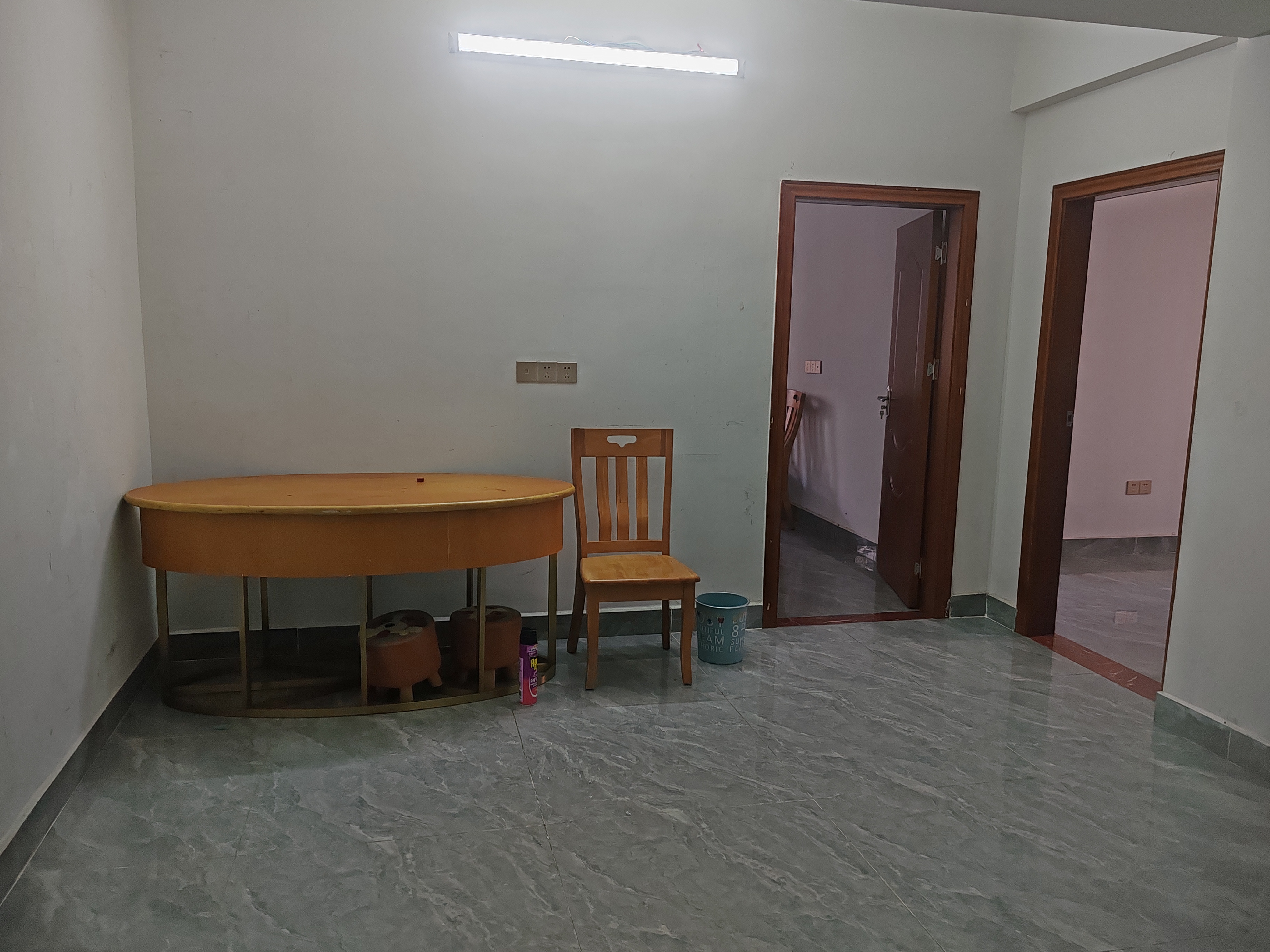 红玫瑰大厦  3室1厅1卫    1800.0元/月室内图